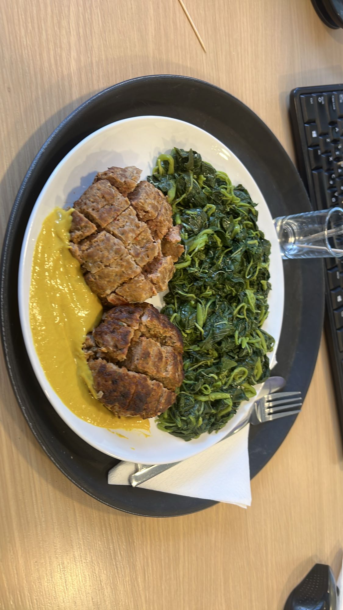 Μπιφτέκια με χόρτα