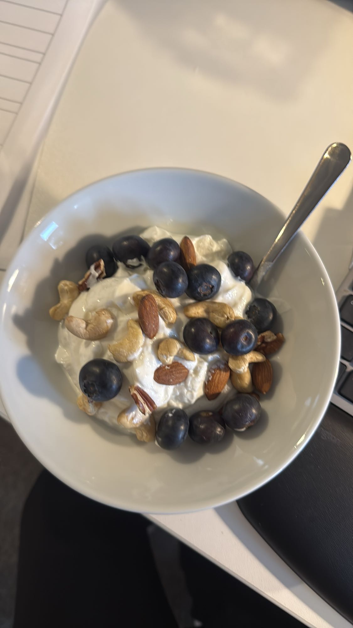 Yoghurt med bär och nötter