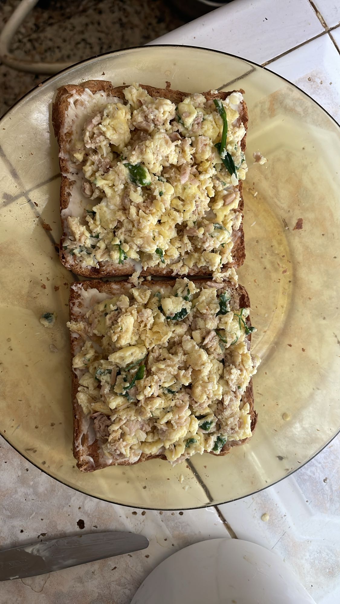 Toast aux œufs et thon