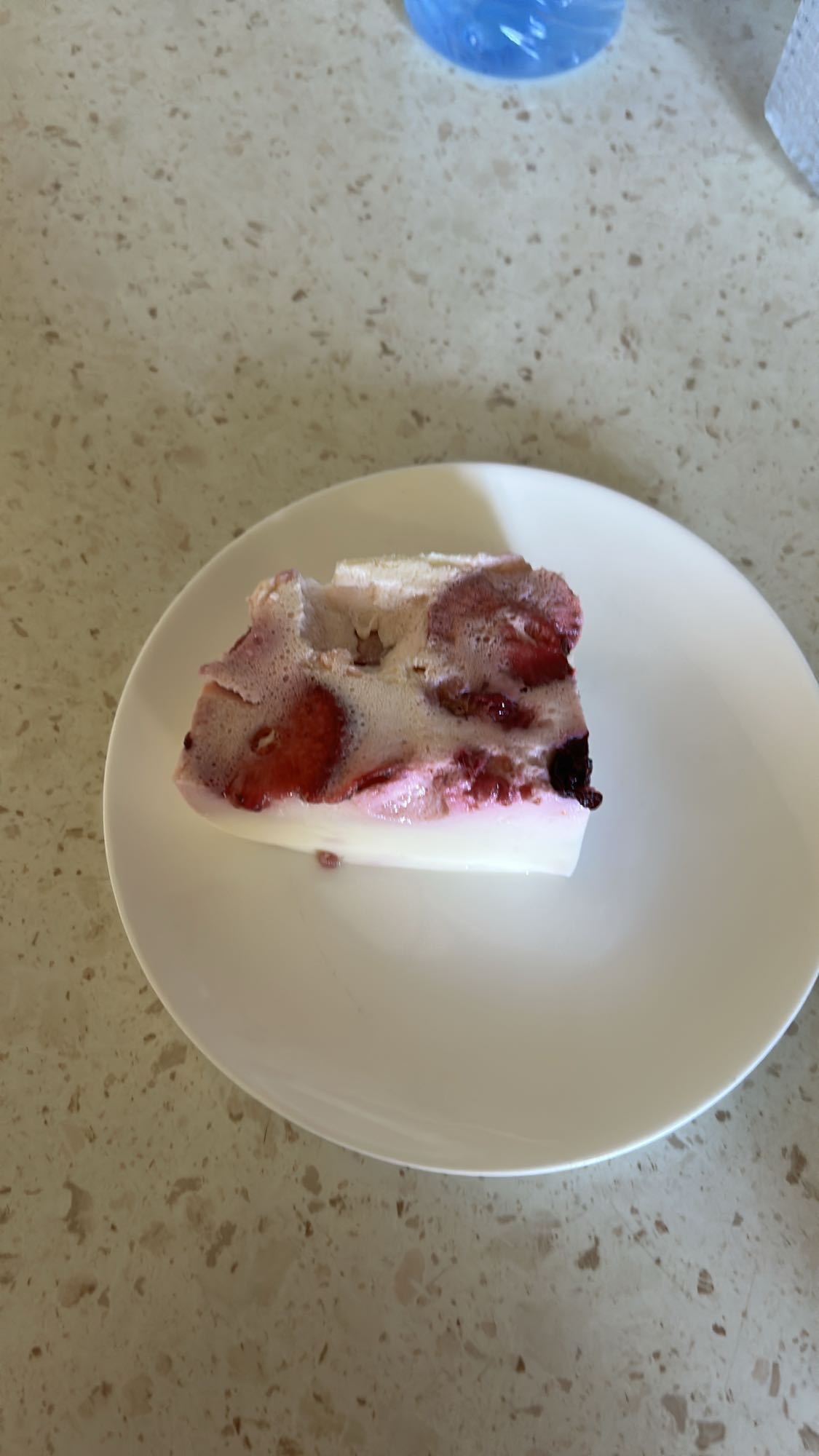 Творожный десерт с ягодами