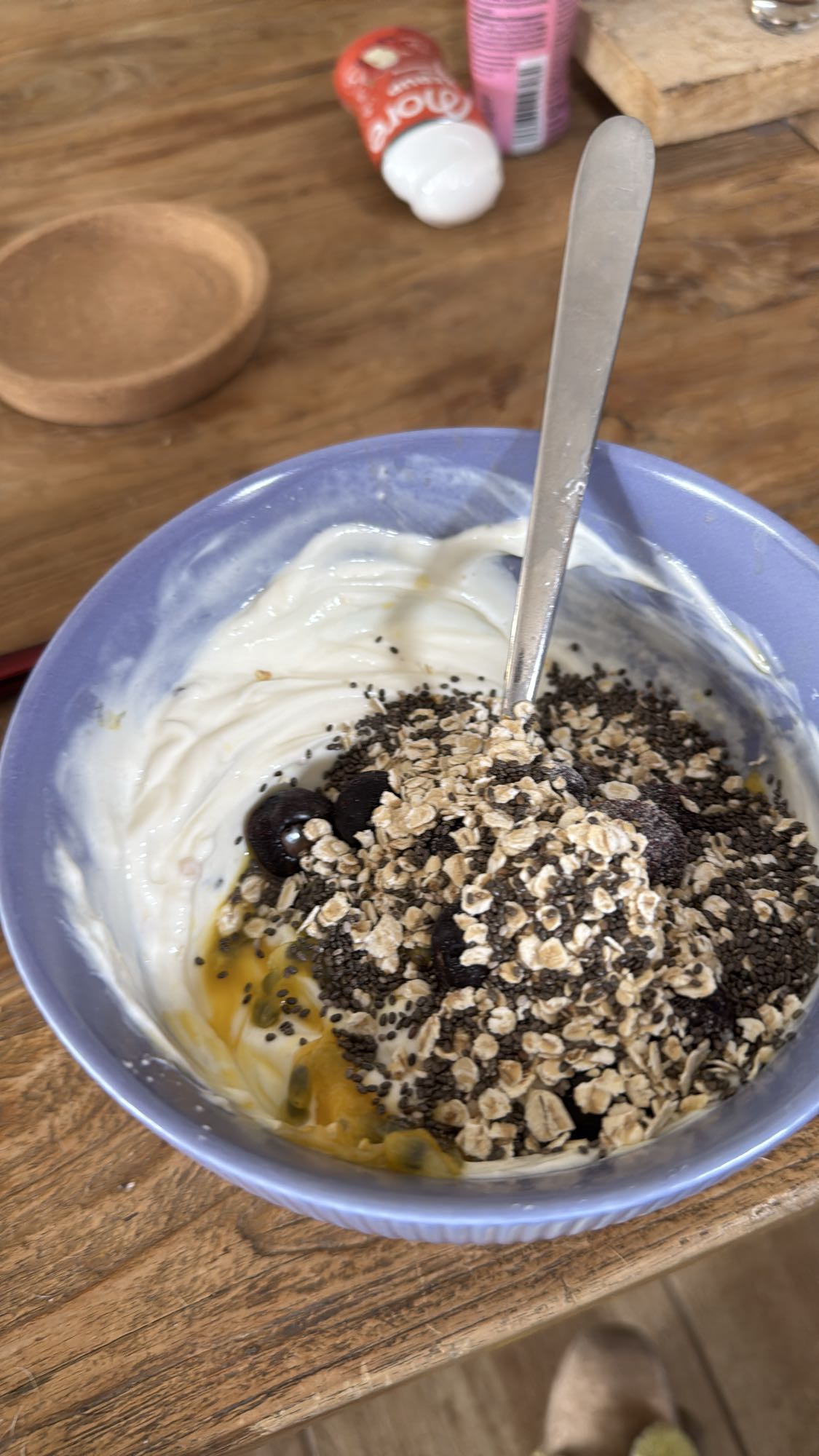 Skyr mit Proteinpulver, Haferflocken und Früchten