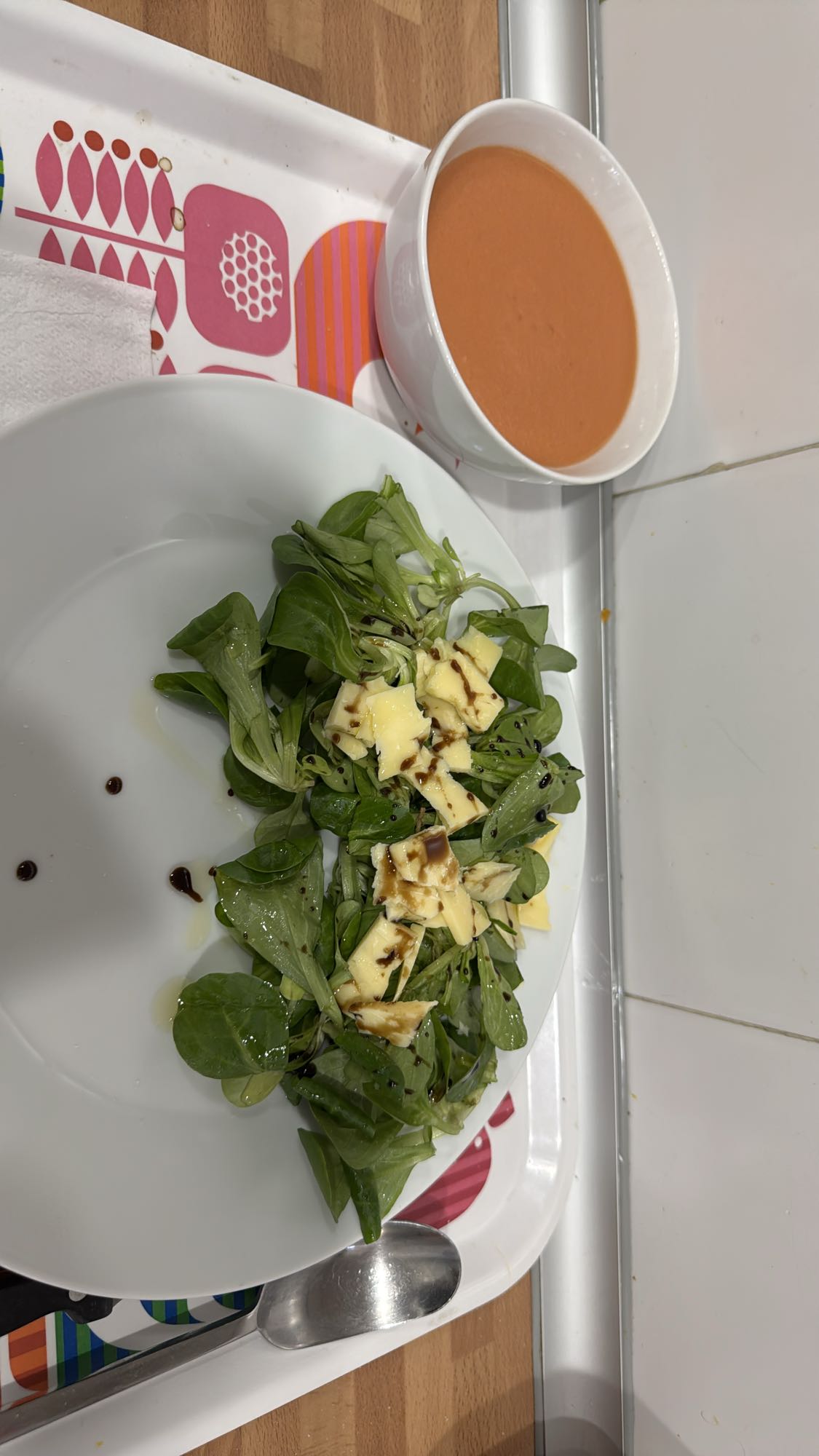 Ensalada y sopa de tomate