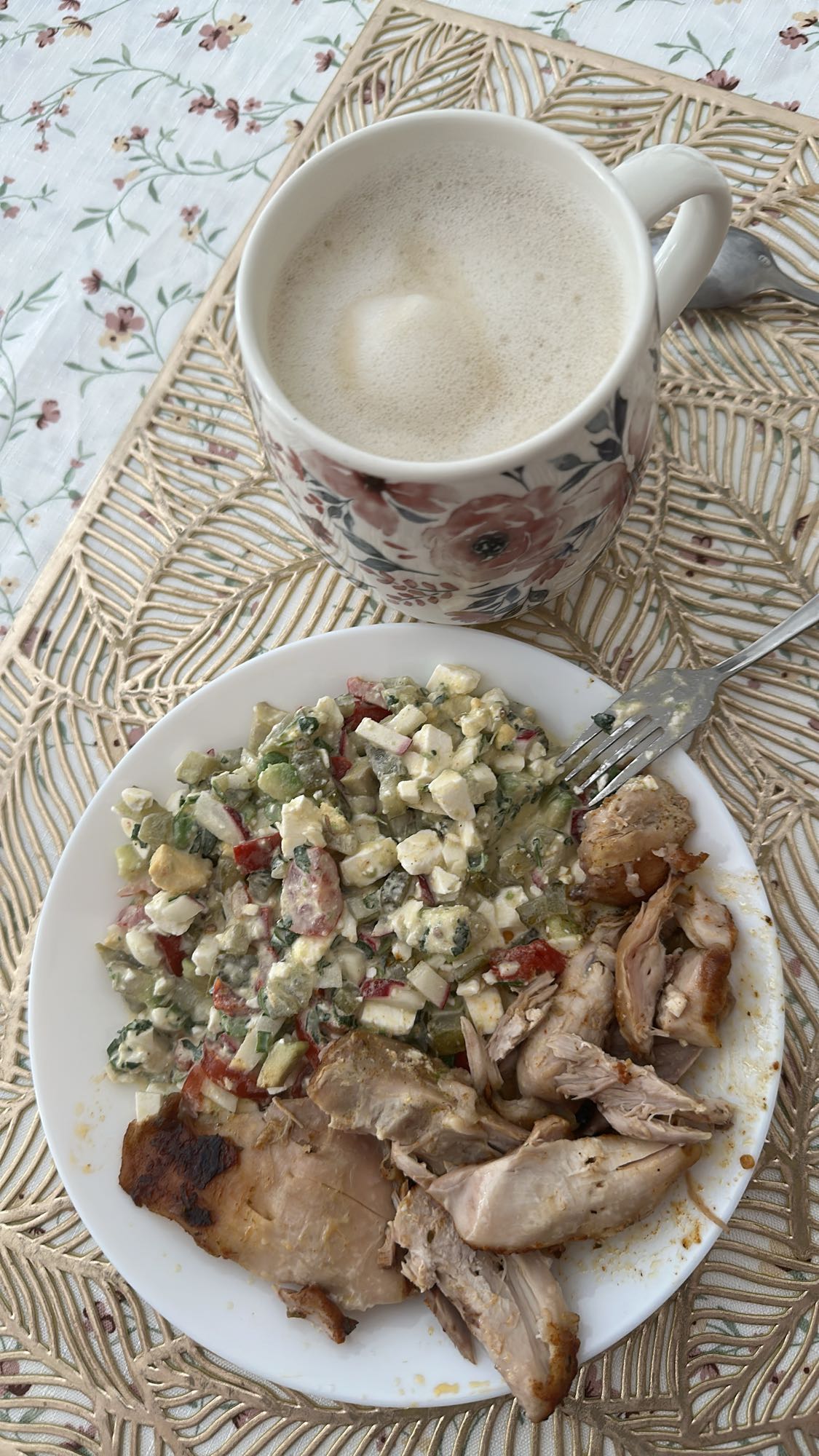 Sałatka z kurczakiem i kawa