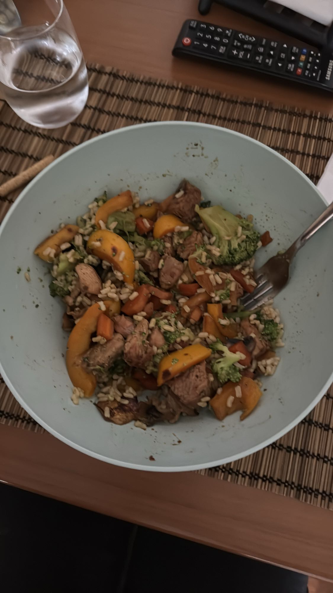Carne de pavo con brócoli, pimiento rojo y quinoa