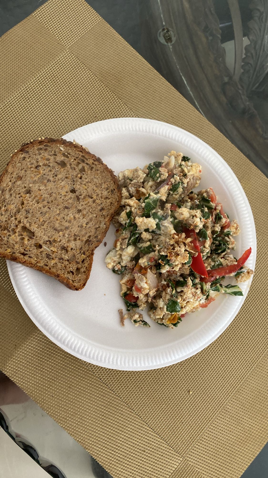 Huevos revueltos con pan