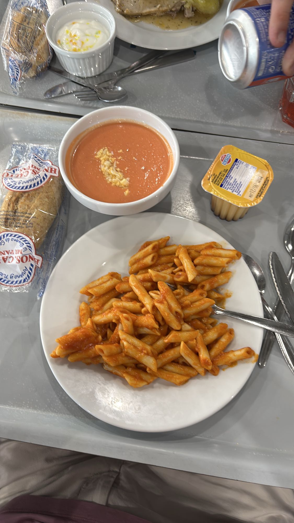 Pasta con sopa y postre