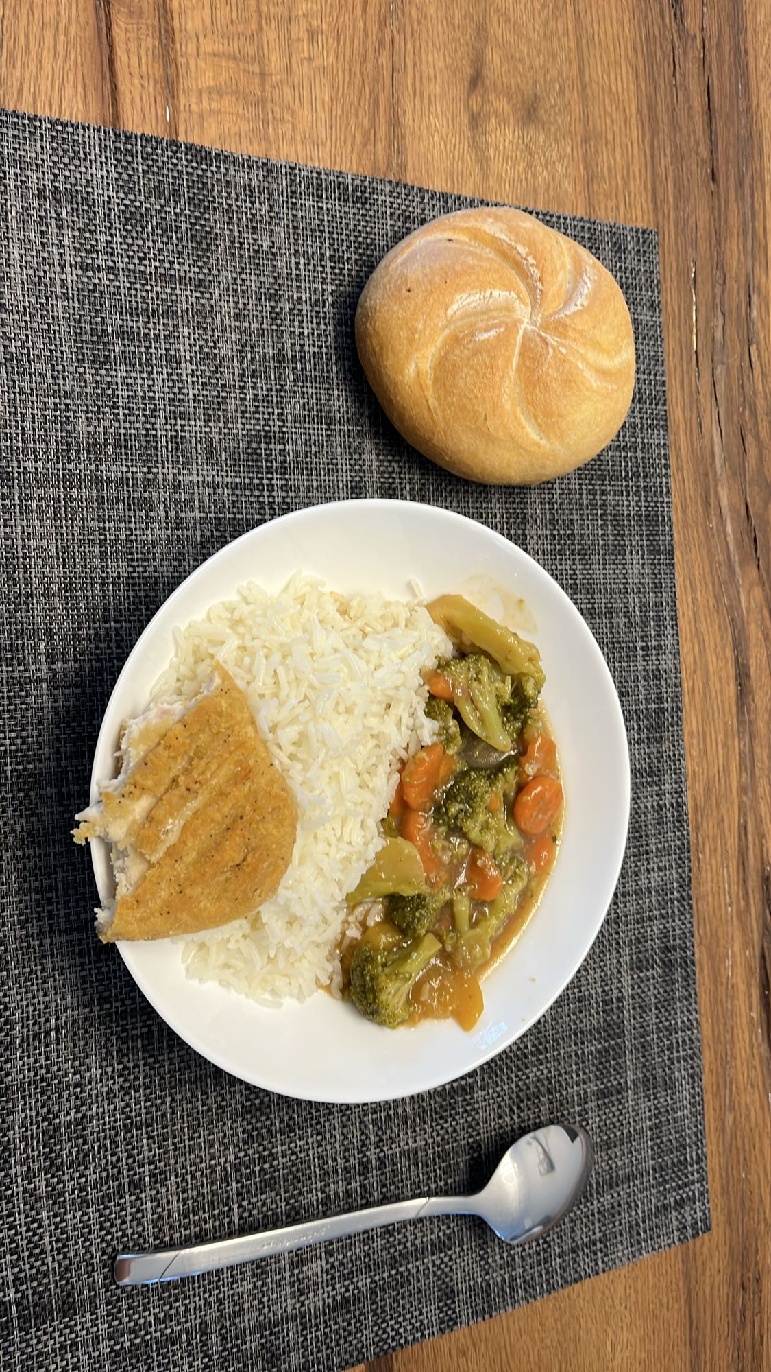 Reis mit Gemüse und Brötchen