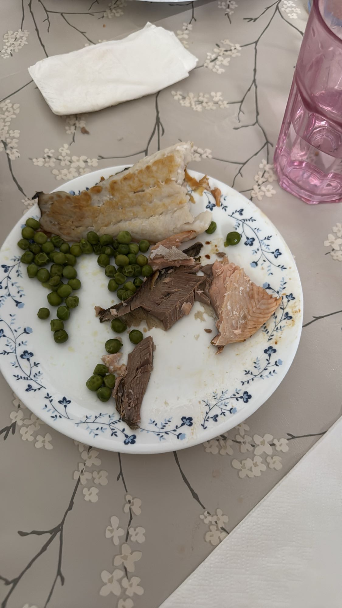 Salmón salvaje con guisantes