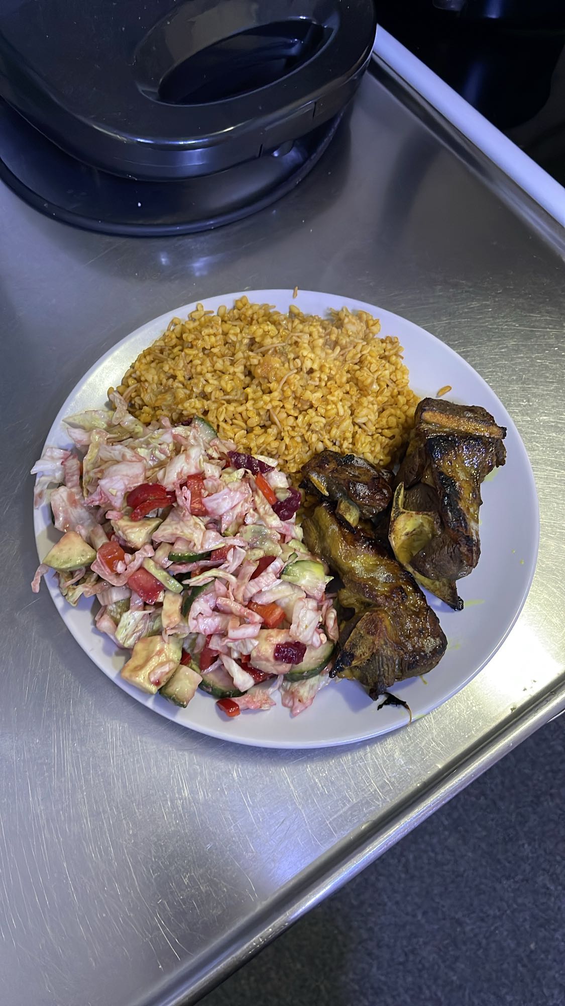 Ris, sallad och kött