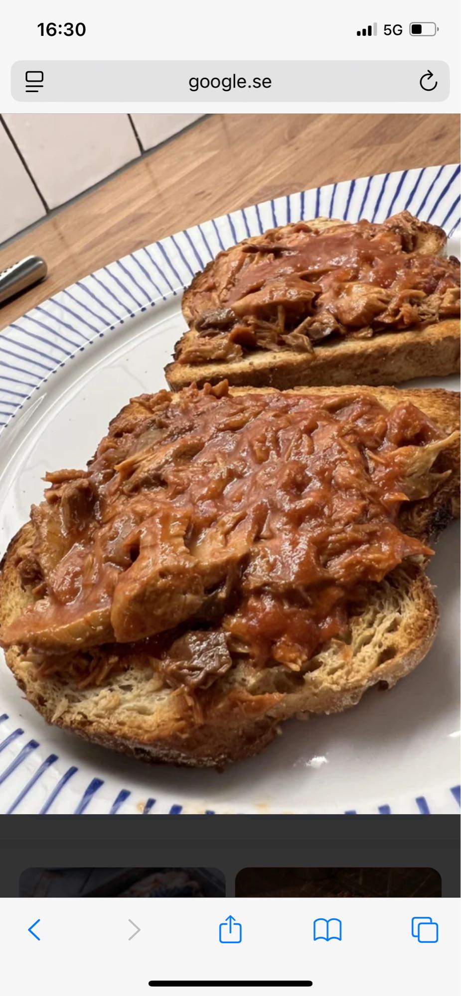 Makrill i tomatsås på rostat bröd