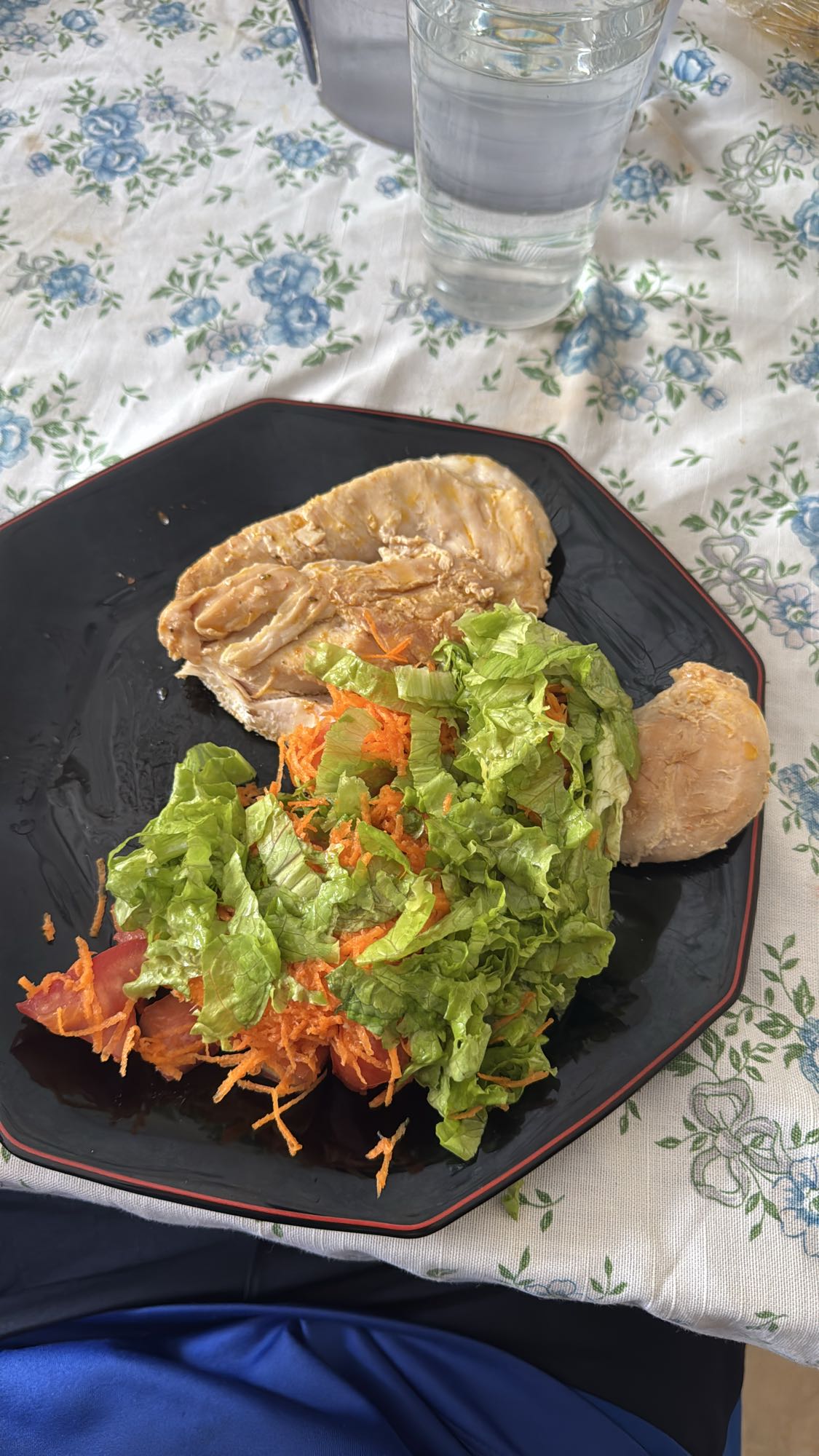 Pollo con ensalada fresca y banana