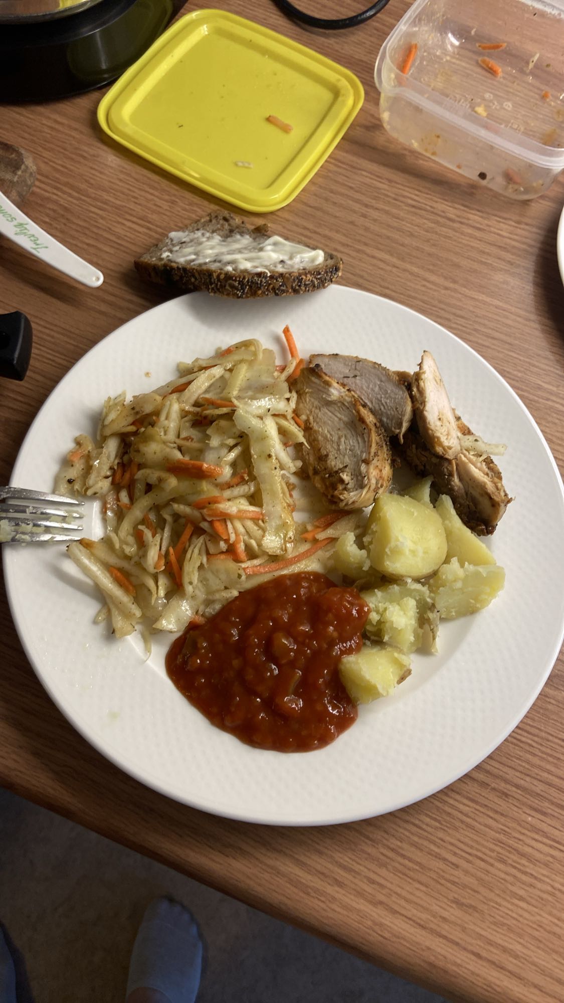 Kött med potatis och sallad