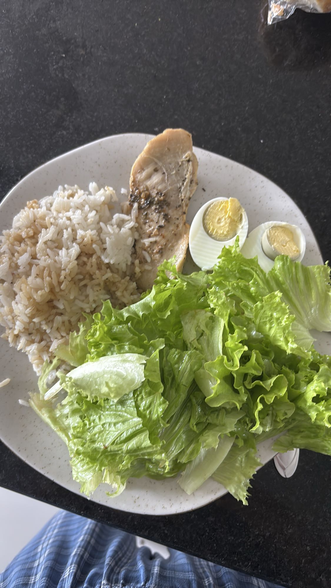 Frango, arroz, ovo e salada