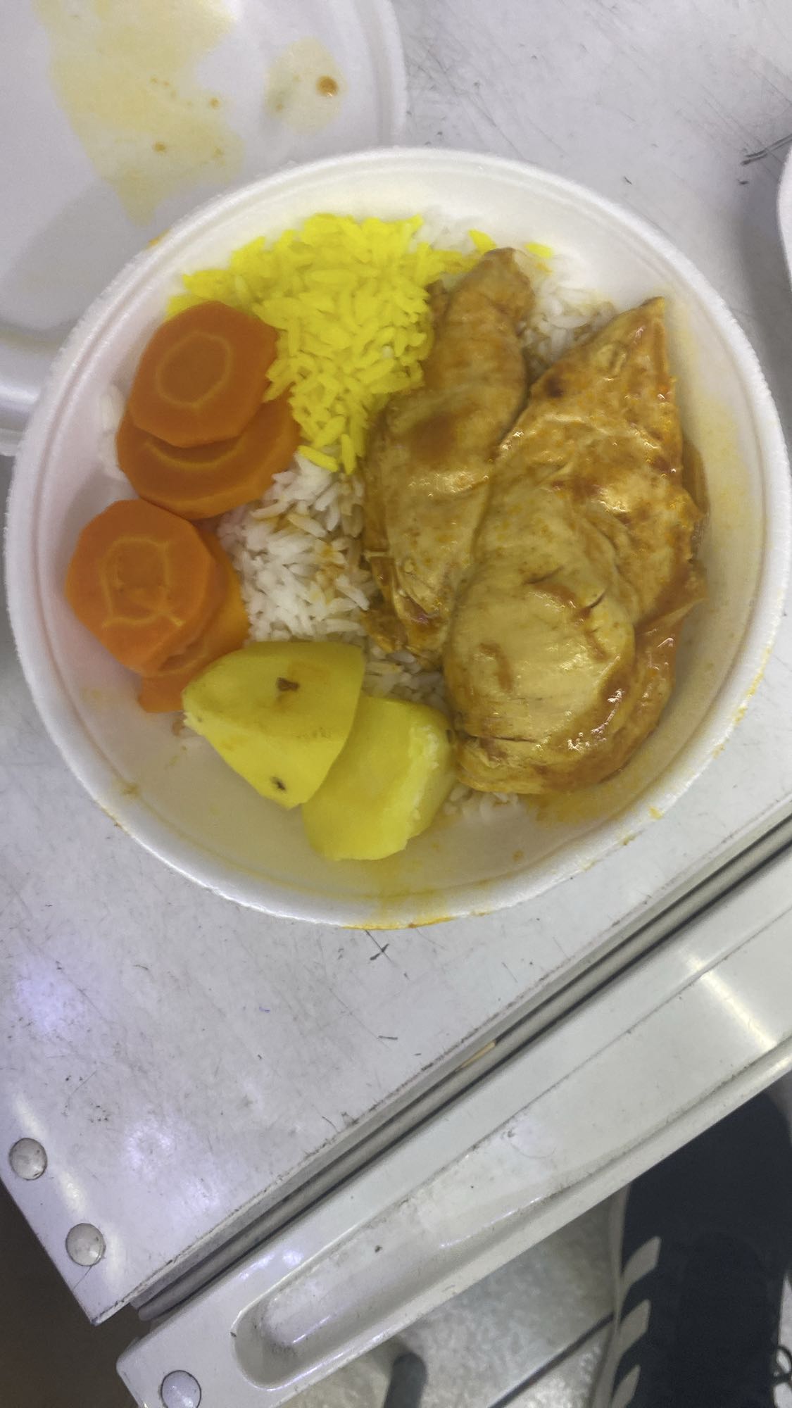 Frango com arroz e legumes