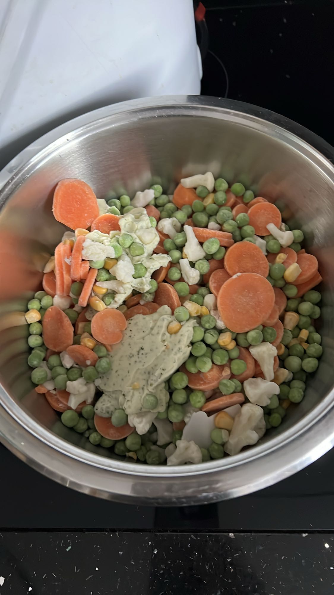 Sałatka warzywna z sosem