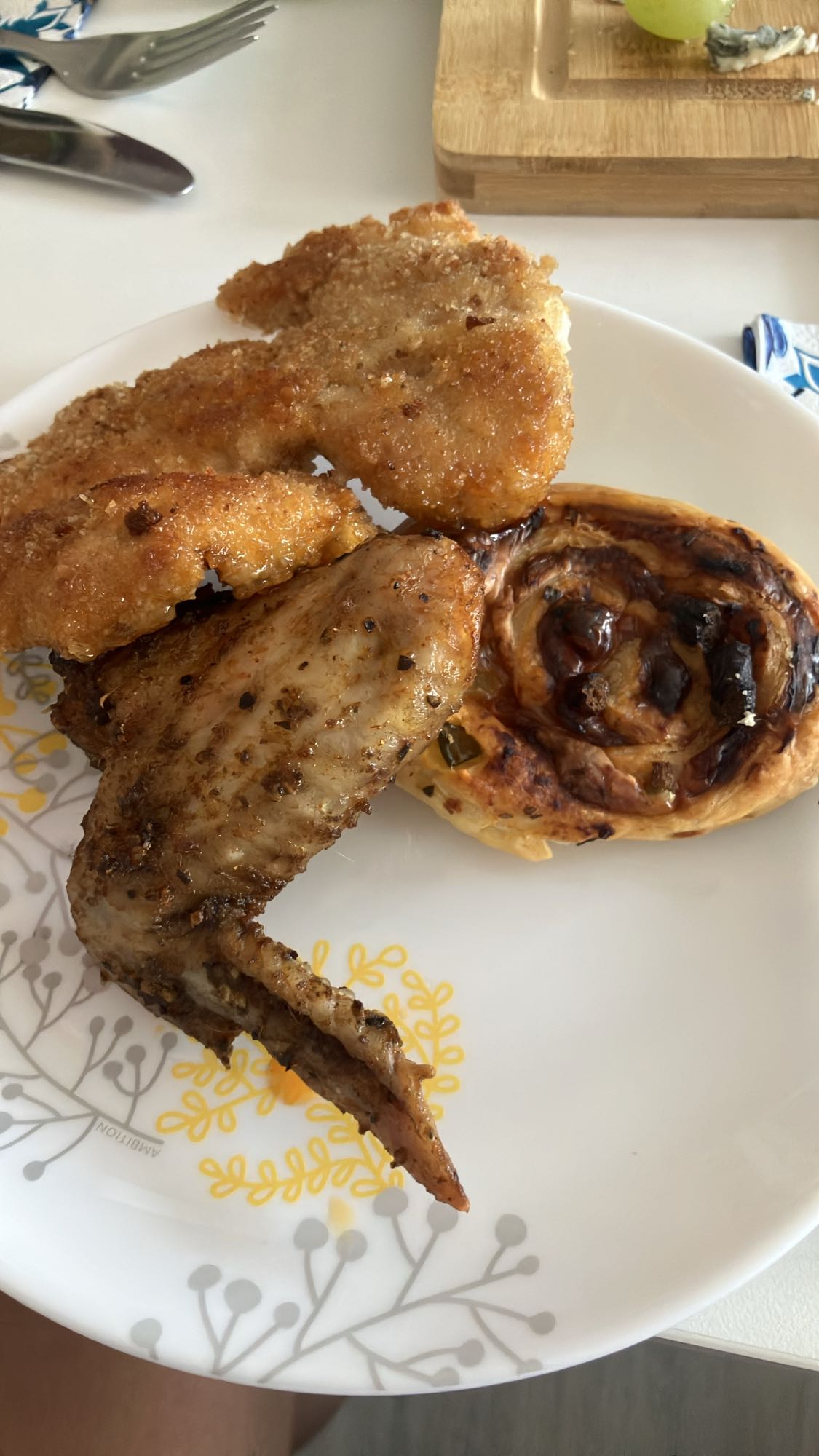 Kurczak z bułką i ślimakiem