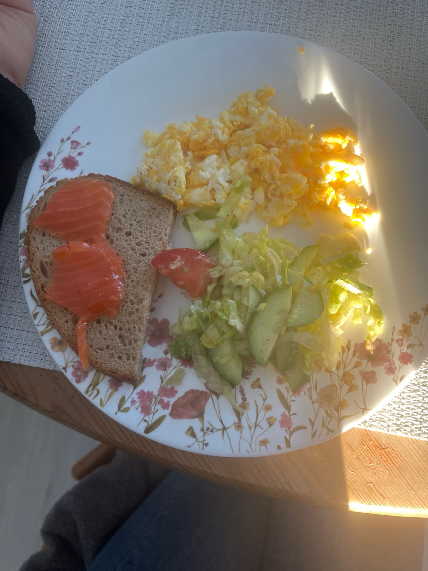 Brot mit Lachs und Rührei