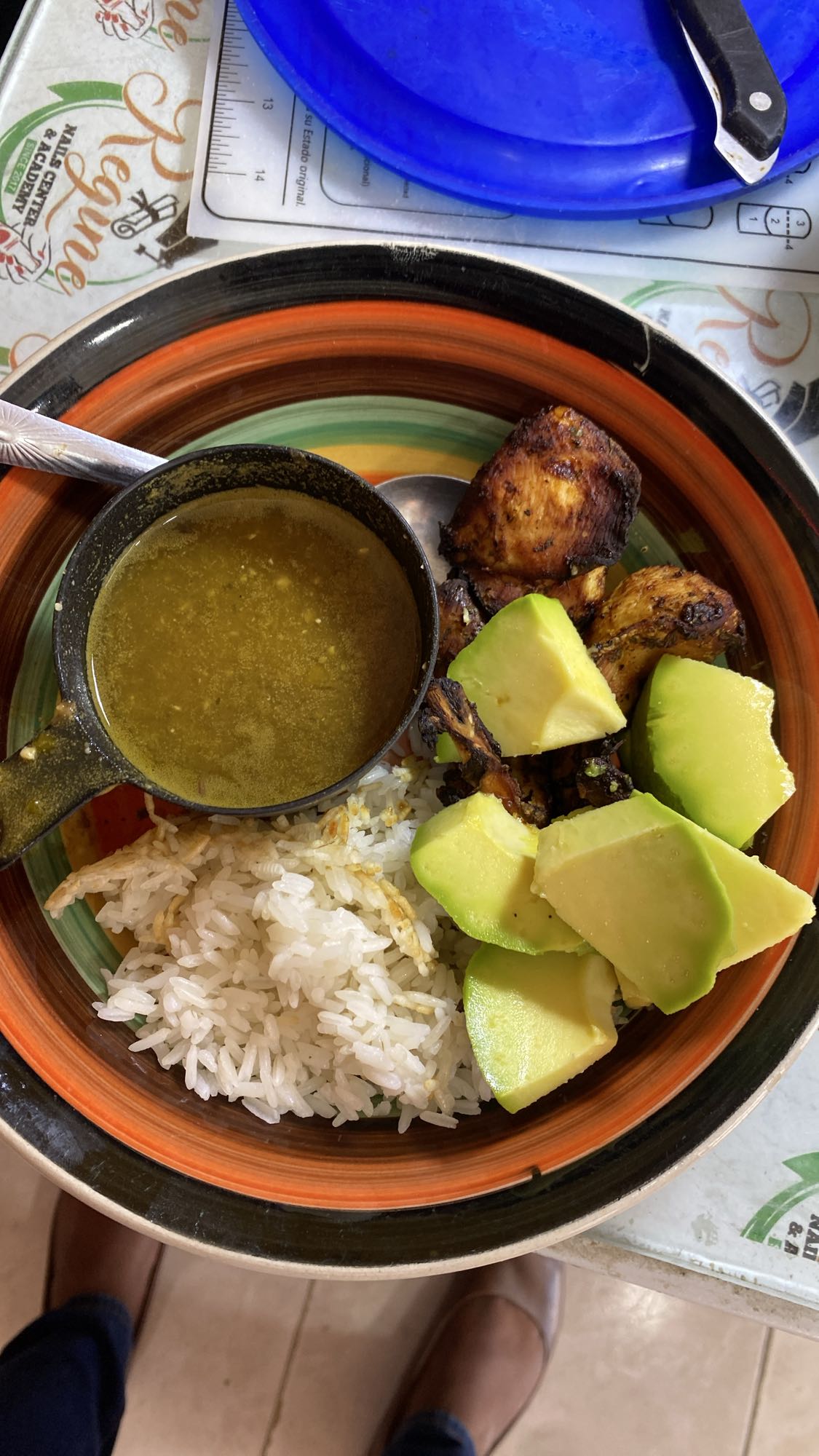 Pollo con arroz y aguacate
