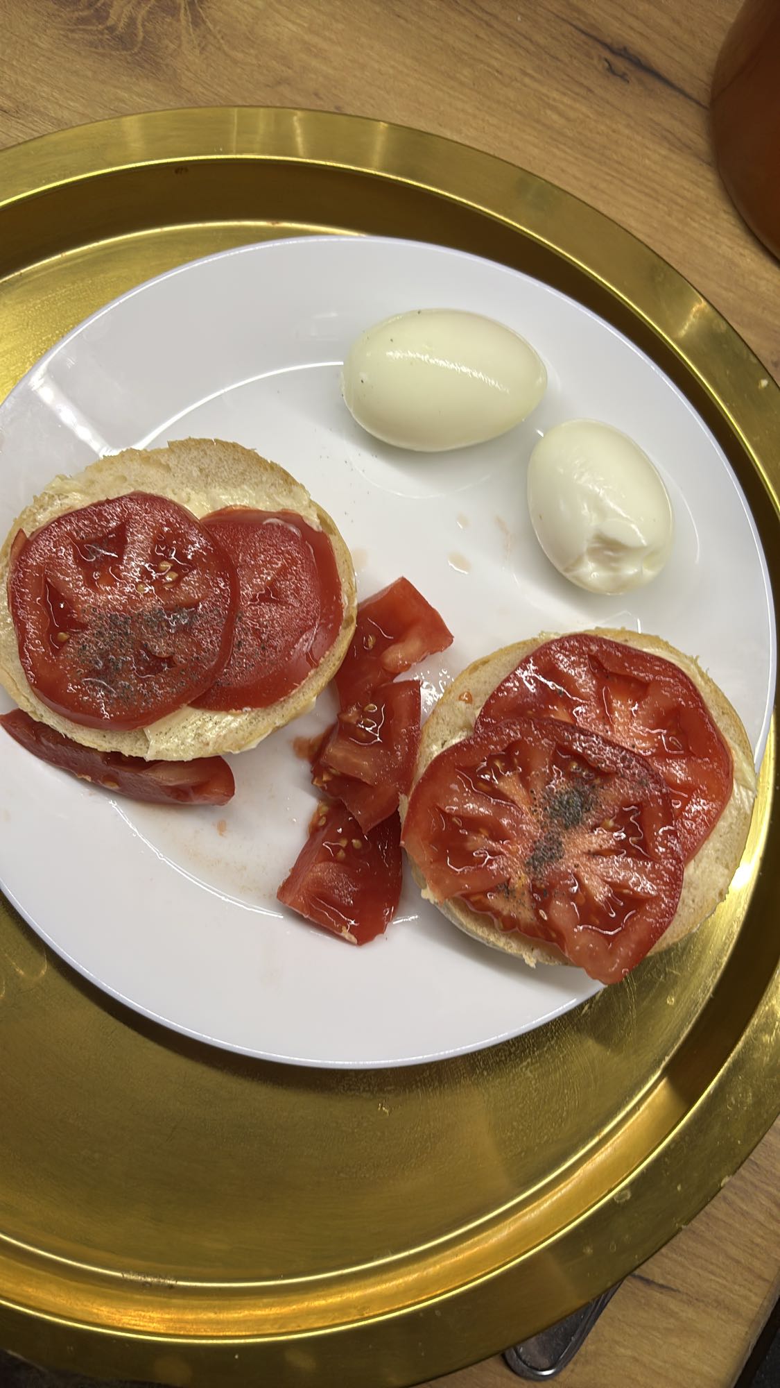 Bułka z pomidorem i jajka