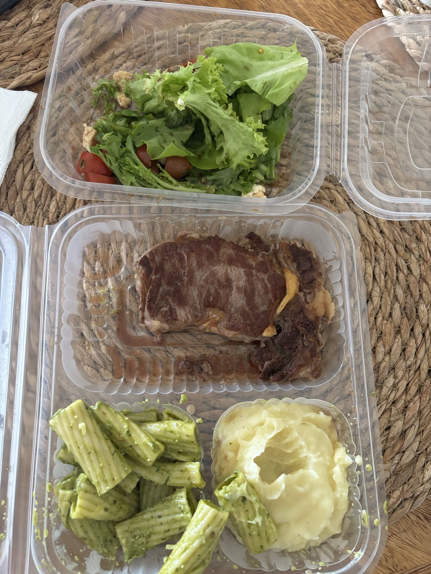 Bistec con ensalada y pasta