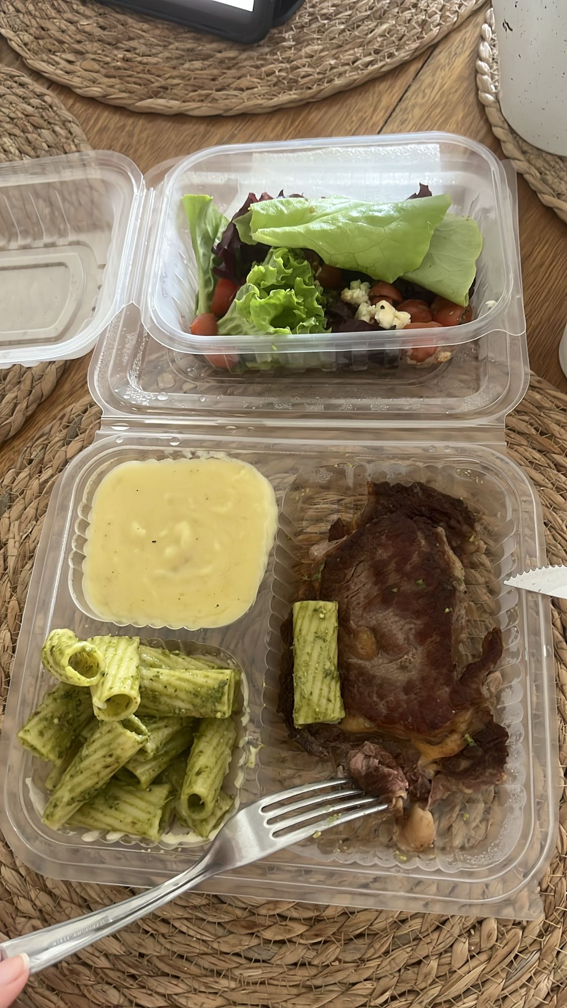 Pasta con carne y ensalada