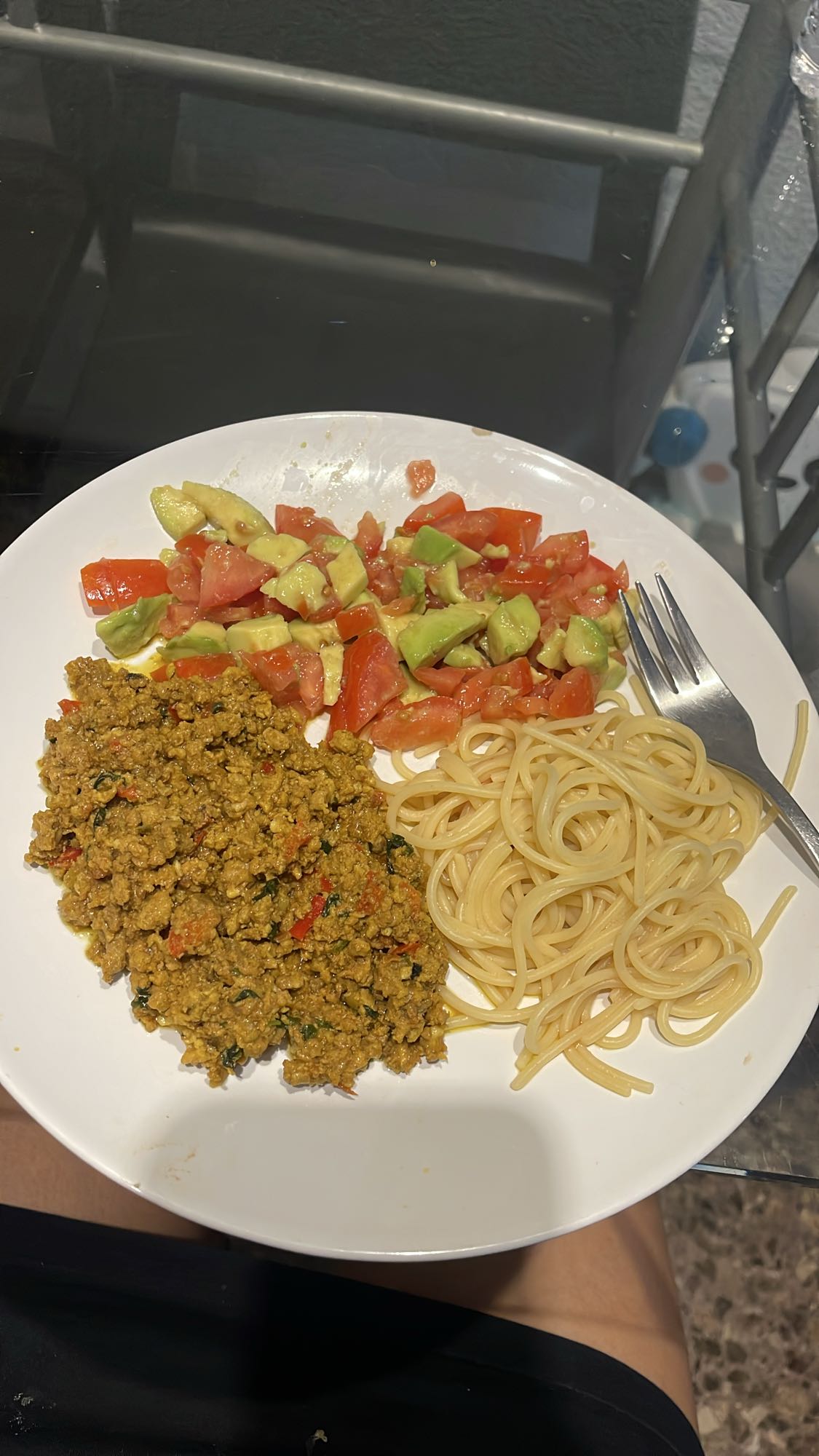 Carne con pasta y ensalada
