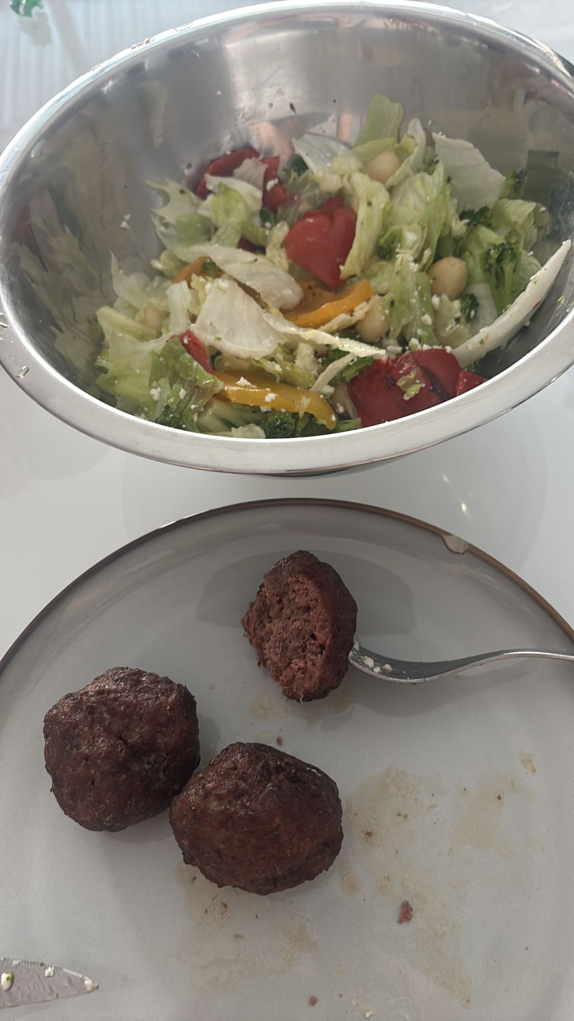 Boulettes et salade fraîche