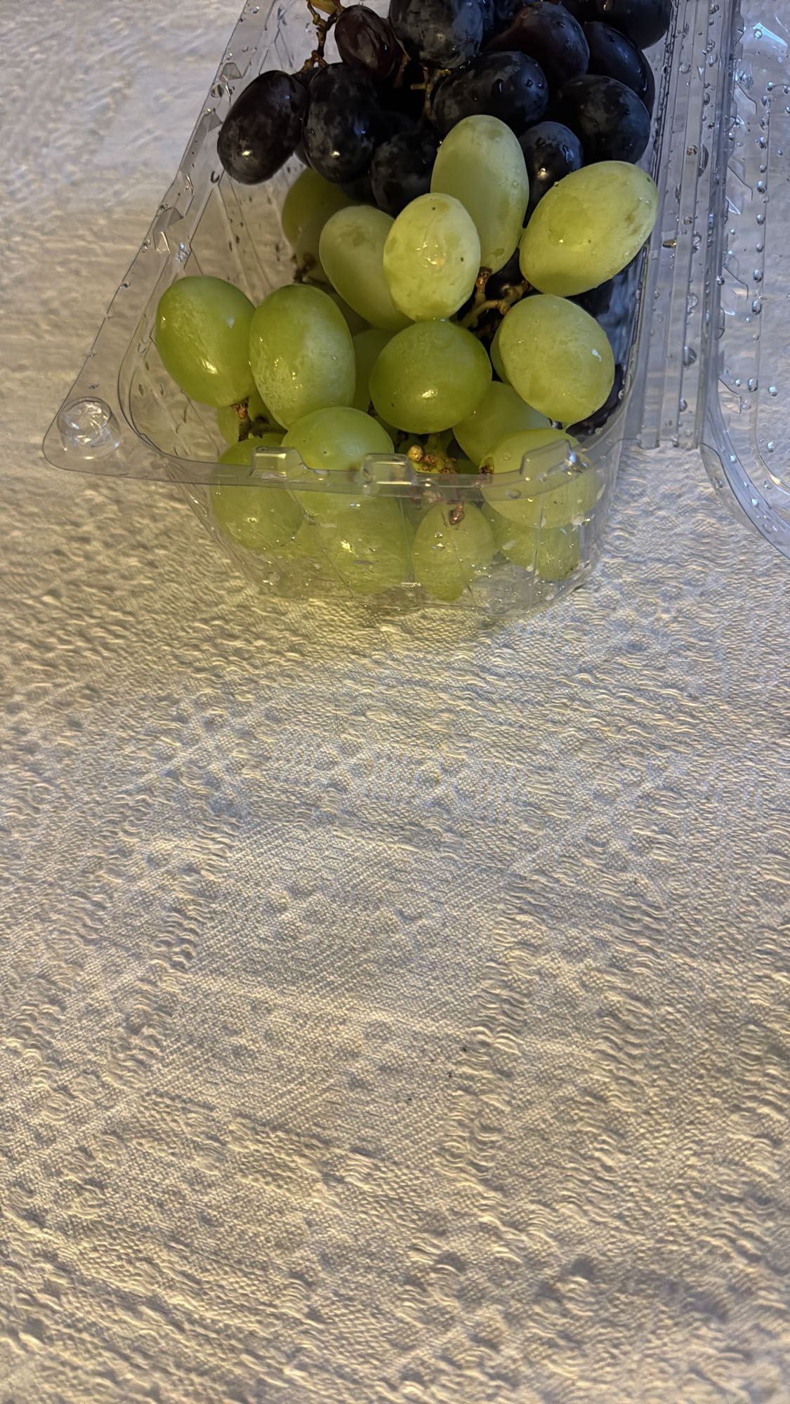 Gröna och svarta druvor