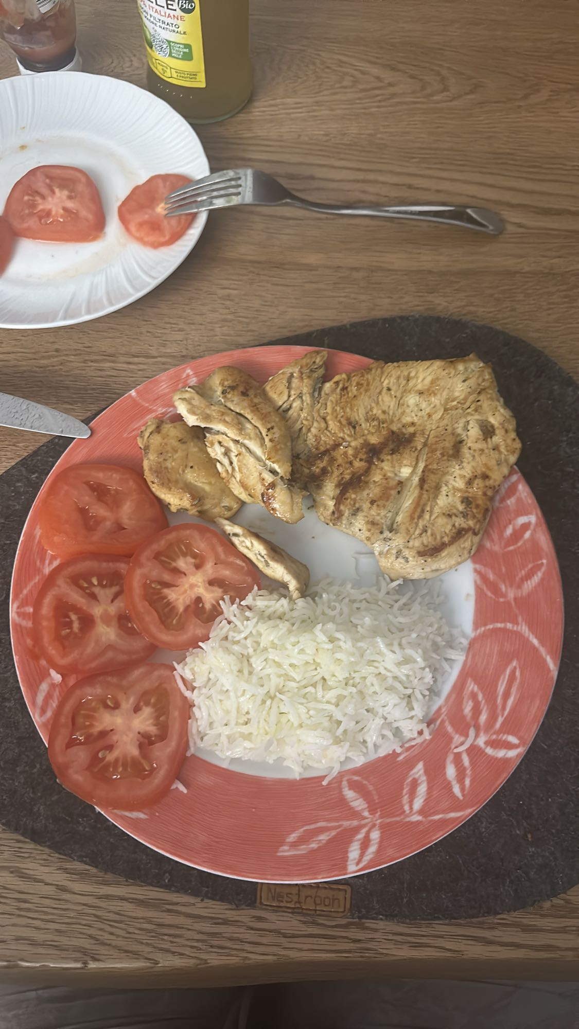 Riso, pollo e pomodori
