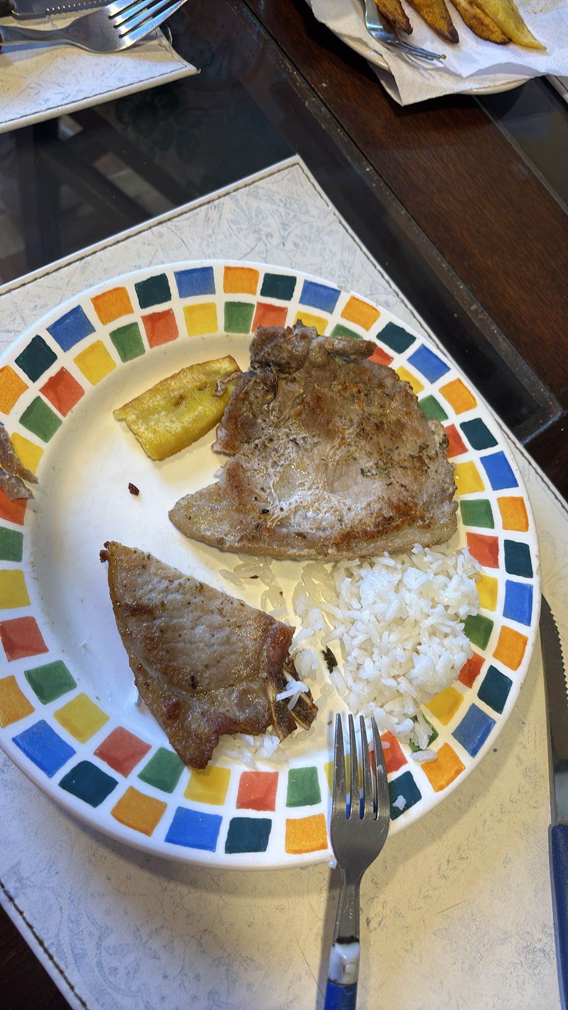 Chuleta con arroz y plátano