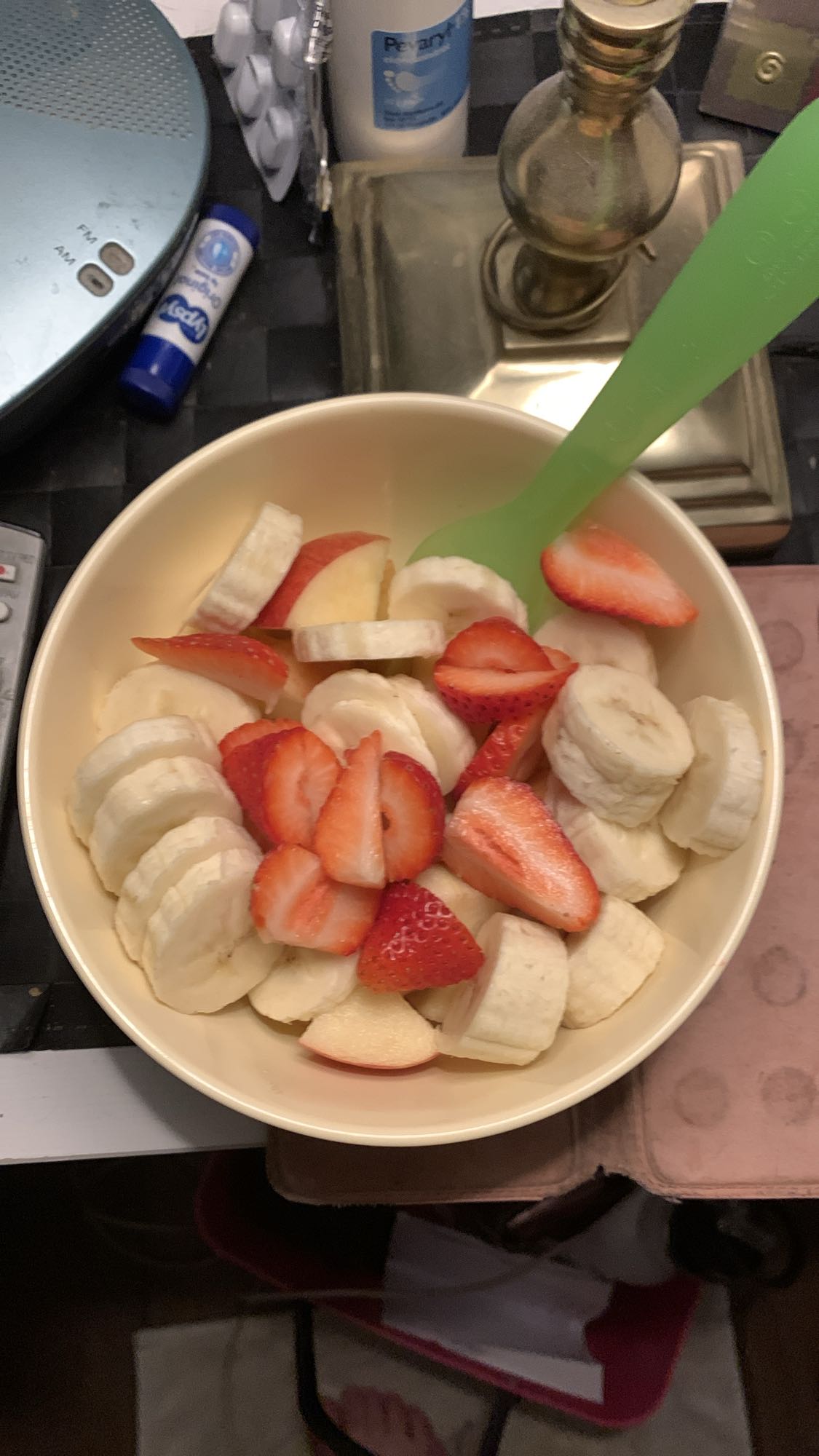 Fruktsallad med banan och jordgubb