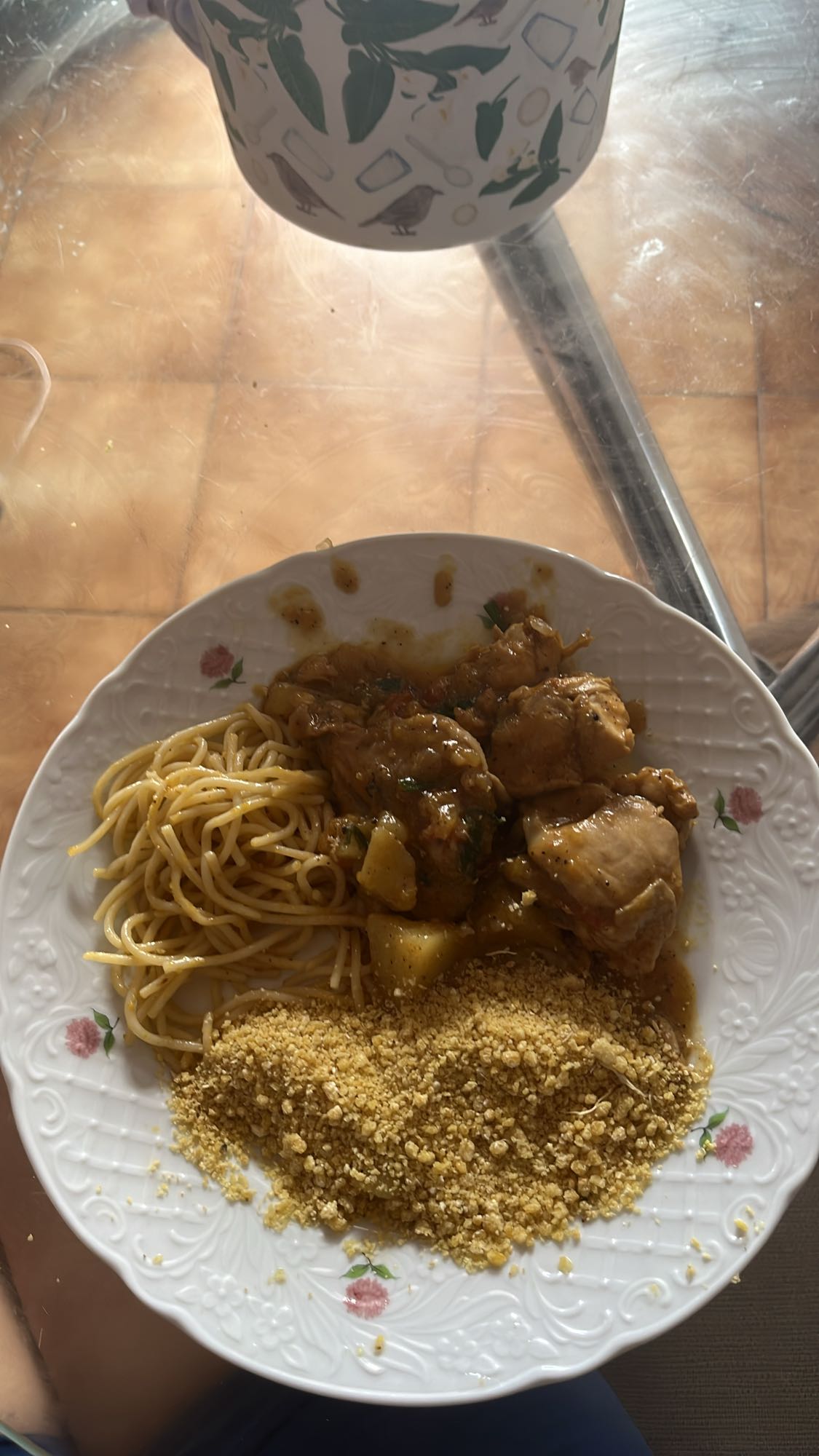 Frango, macarrão e farofa