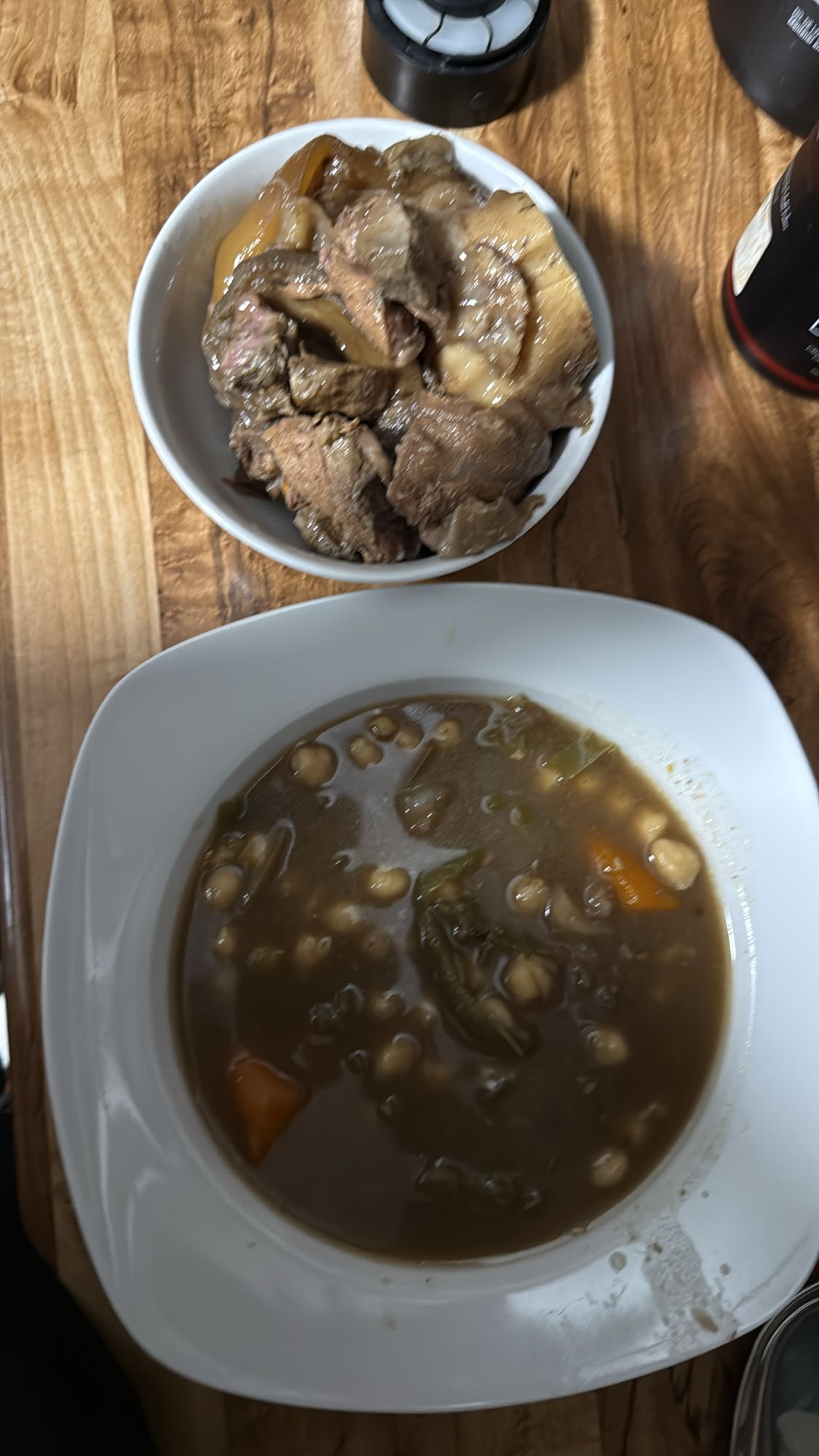 Caldo de res y garbanzos