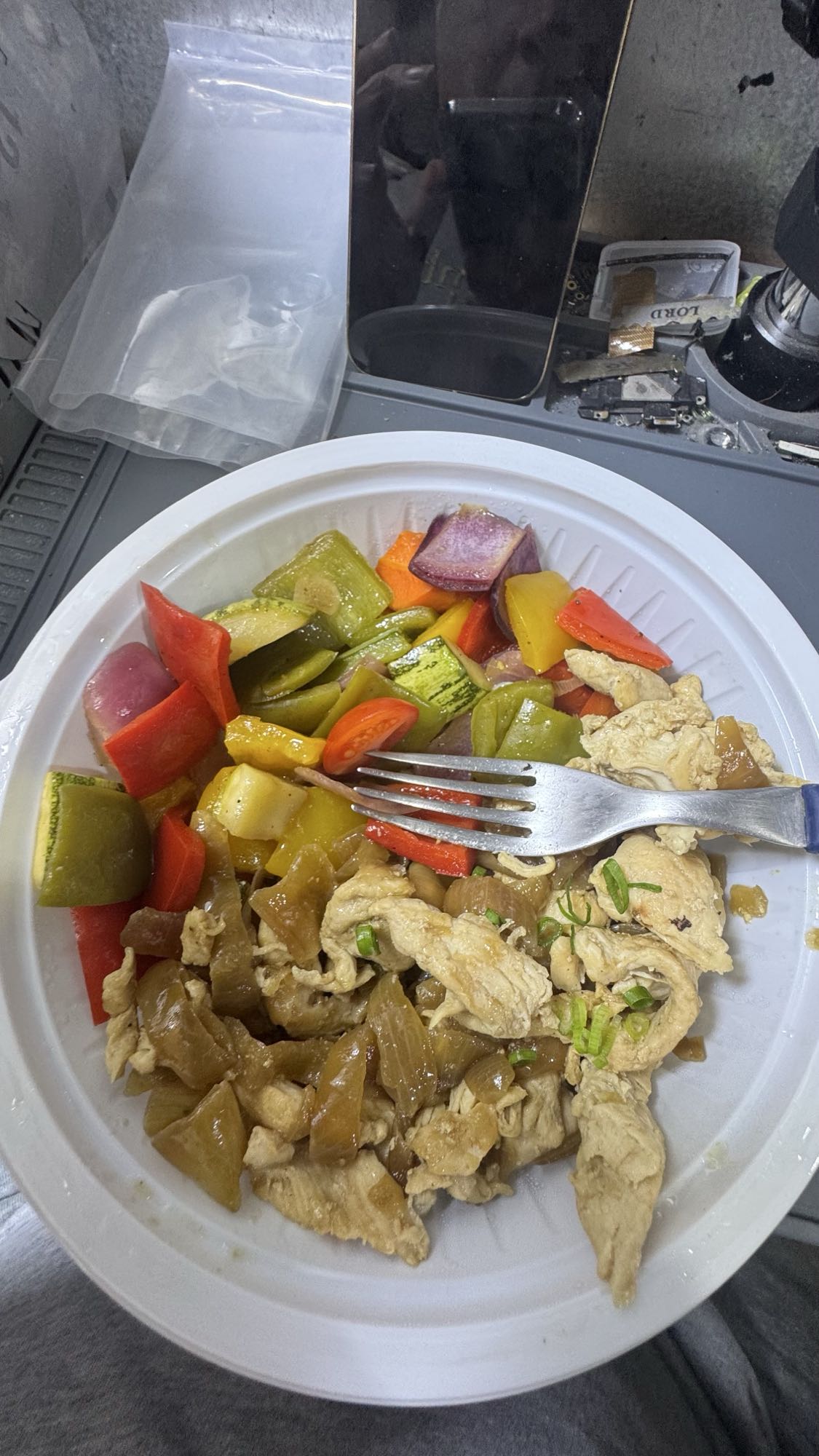 Pollo con verduras salteadas