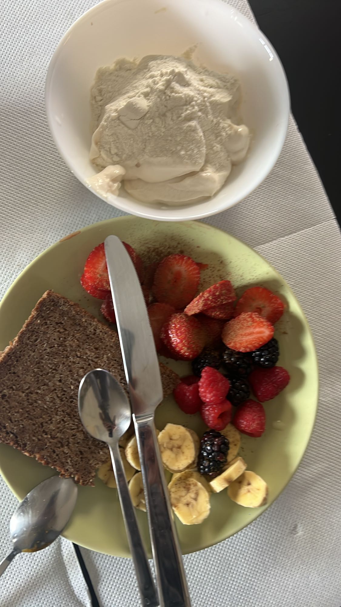 Πρωινό με φρούτα και γιαούρτι