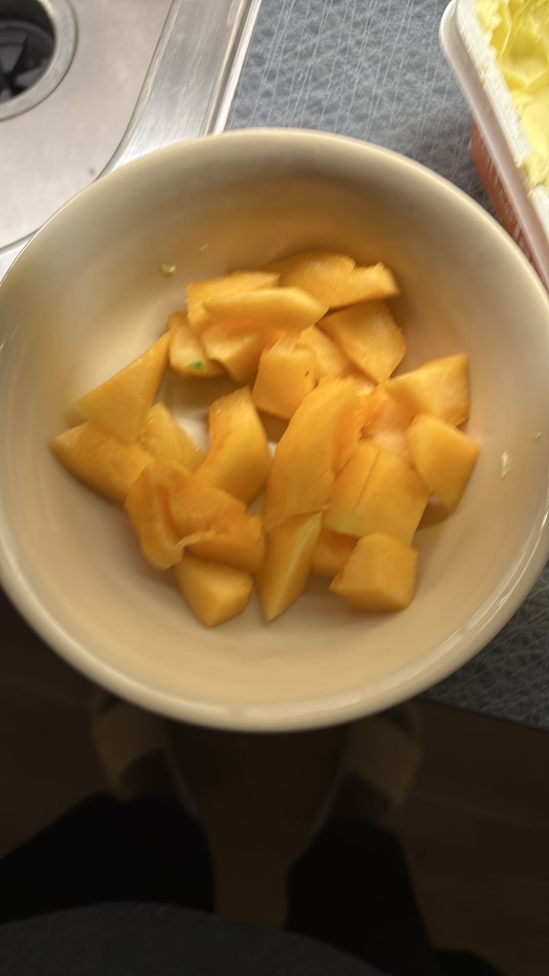 Skivad mango i skål