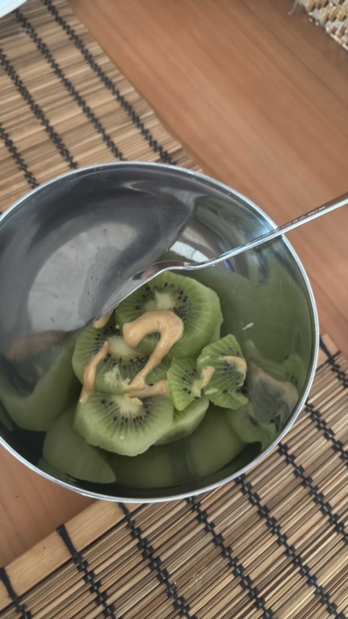 Kiwi con crema de cacahuate sin azúcar