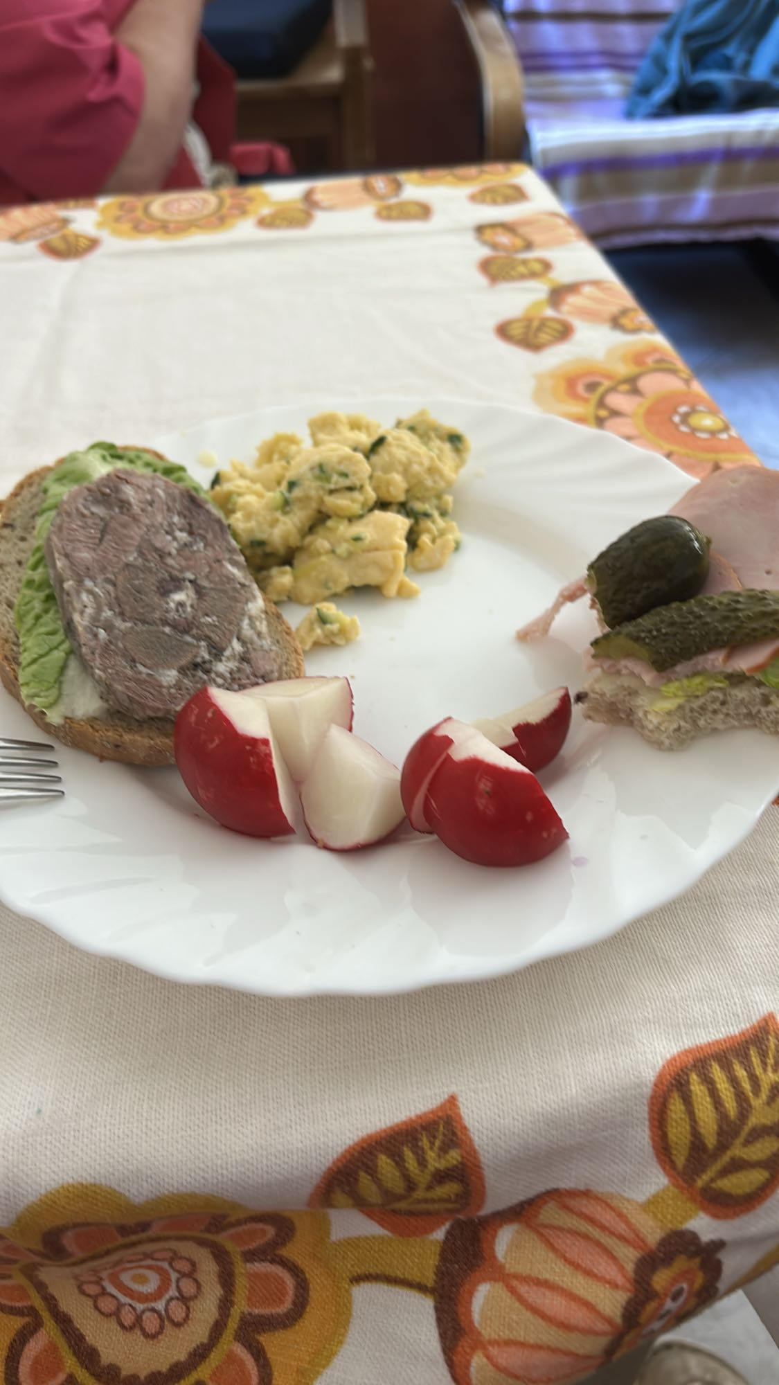 Śniadanie z jajecznicą i kanapkami