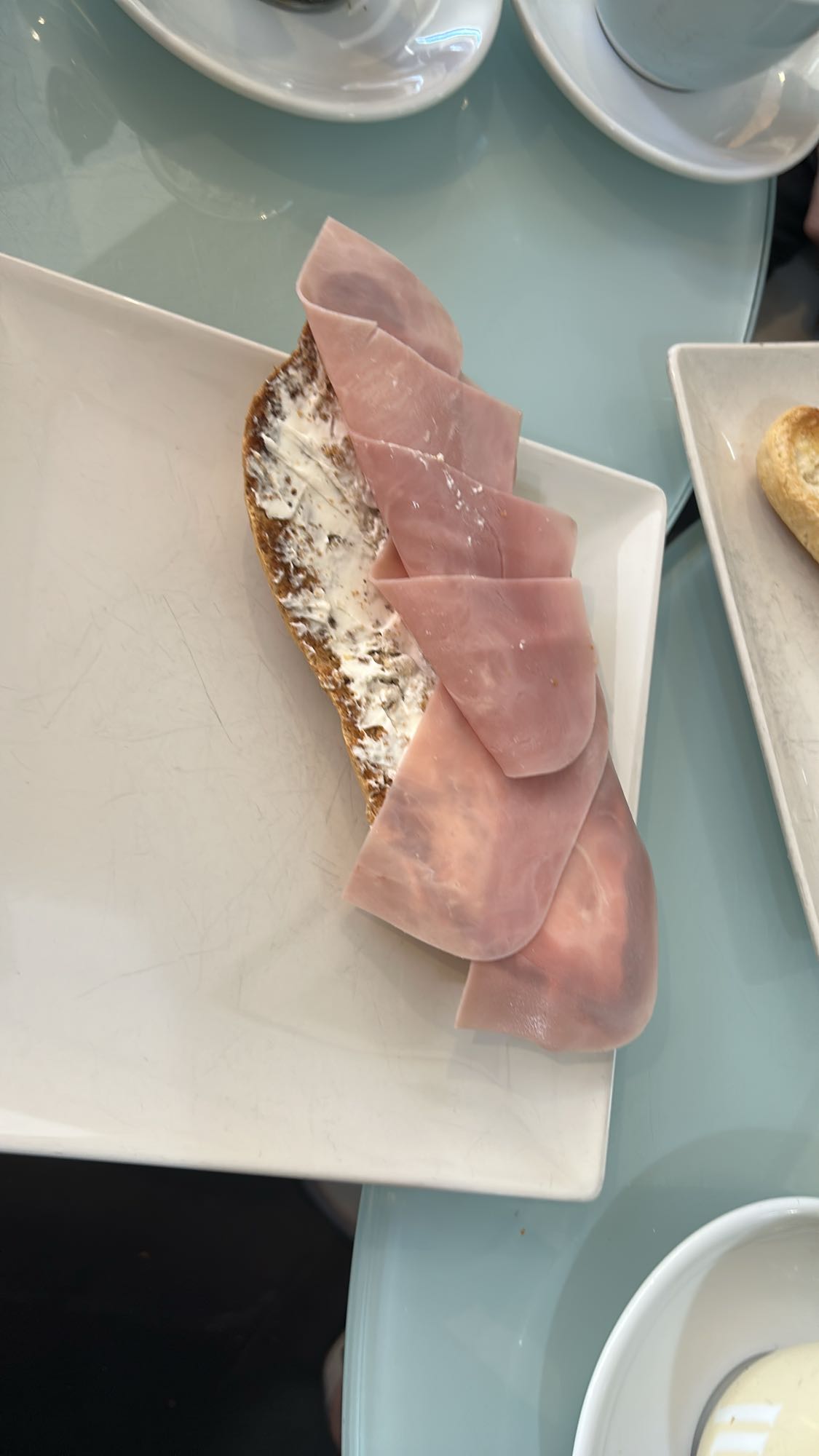 Pan con jamón y queso