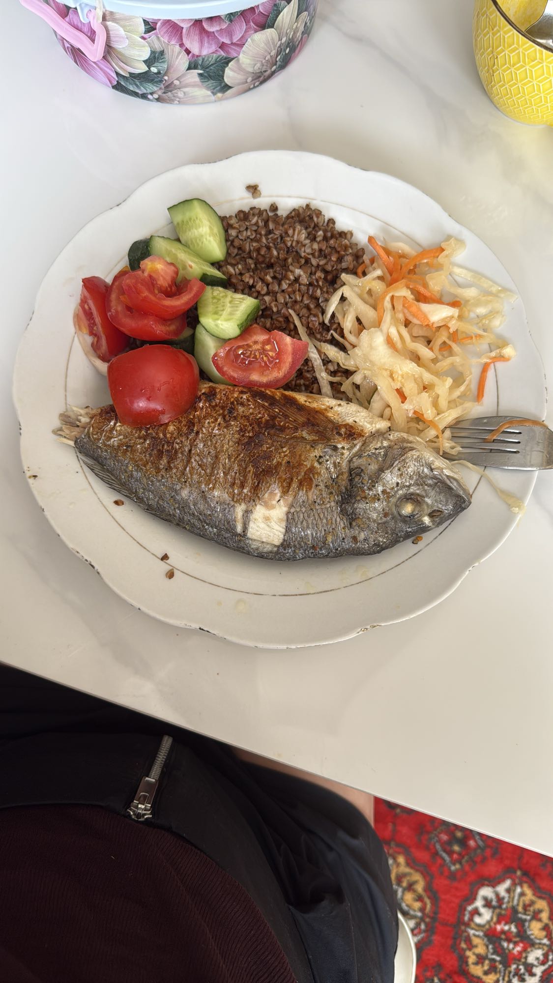 Рыба с гречкой и салатом