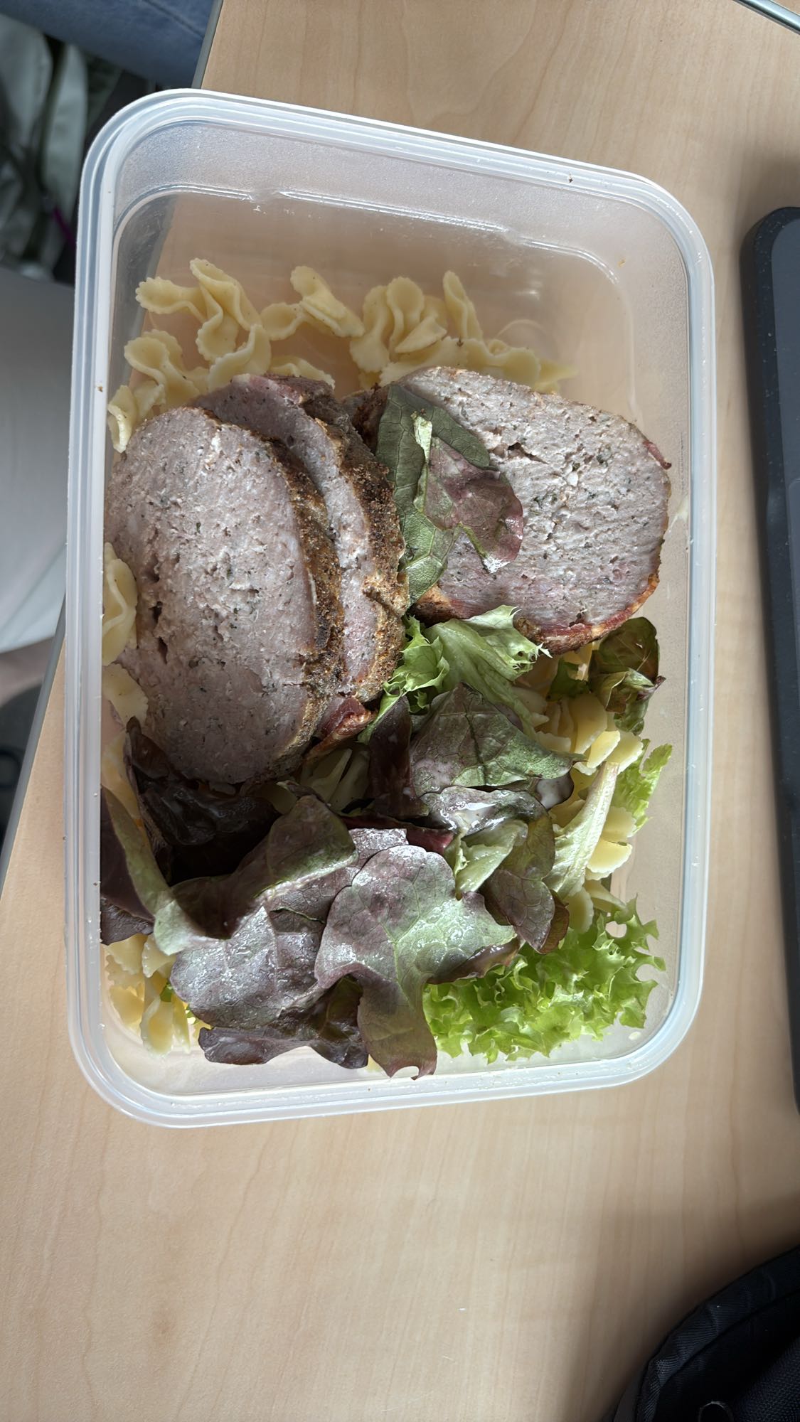 Pâtes, pain de viande, salade