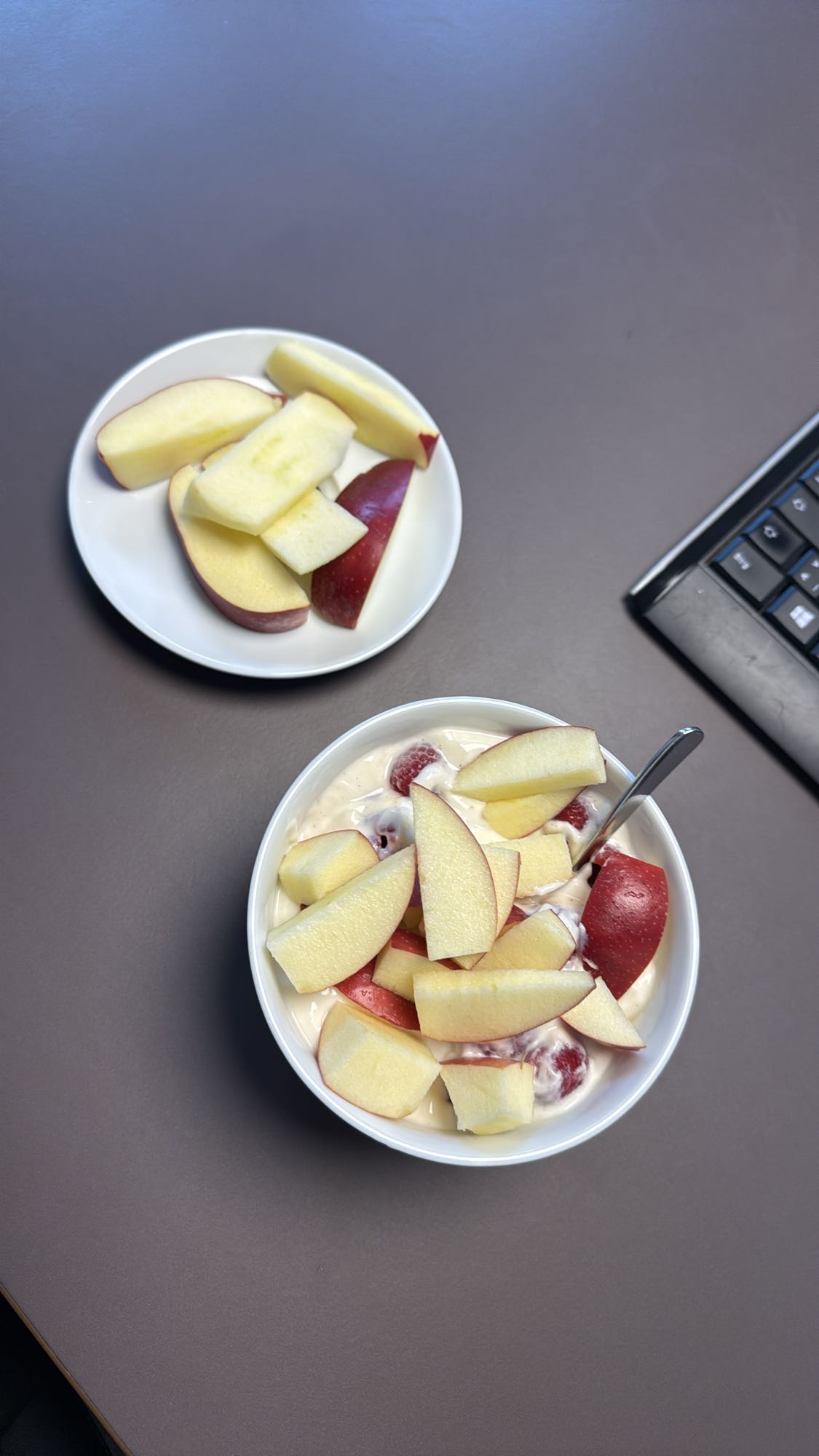 Joghurt mit Apfel und Beeren