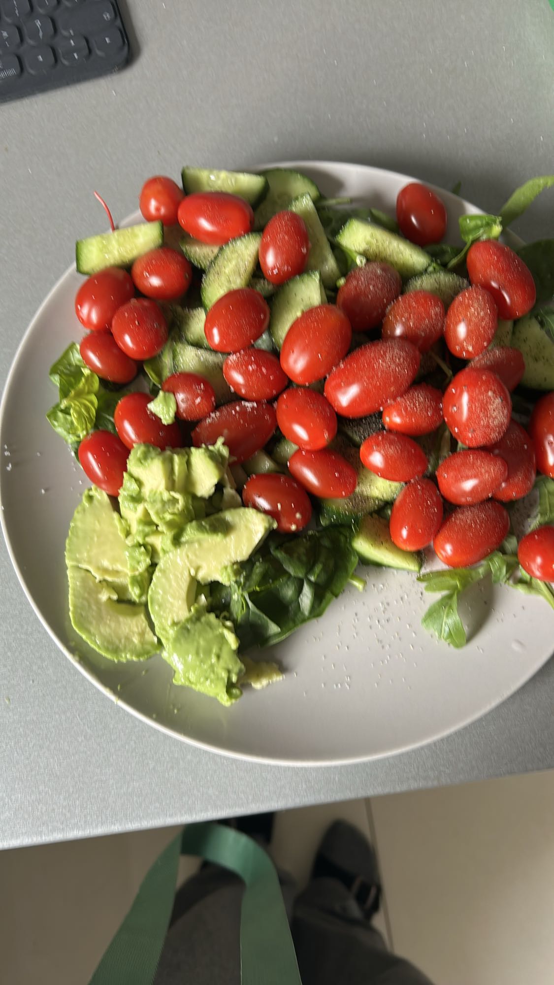 Sałatka z awokado i pomidorami