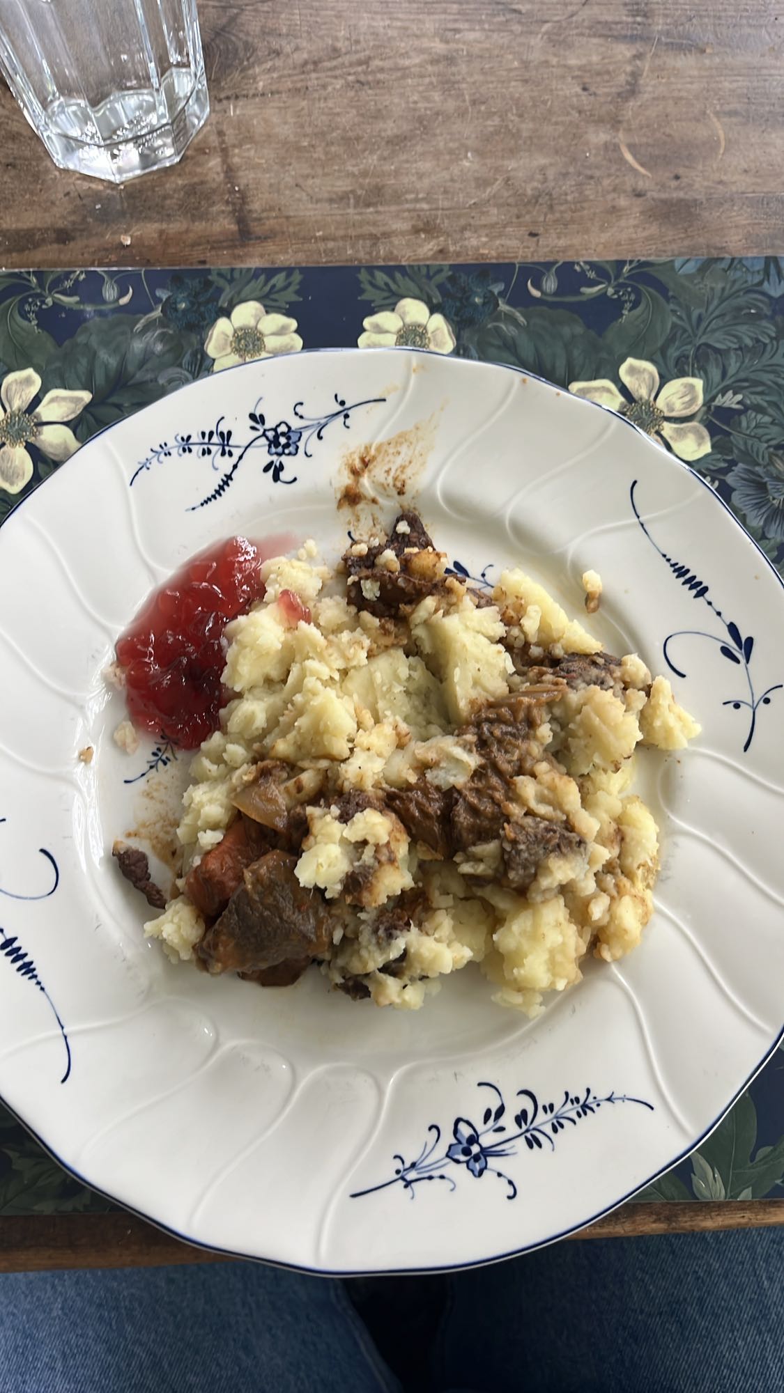 Köttgryta på hjortkött med rotmos och rödavinbärsgele