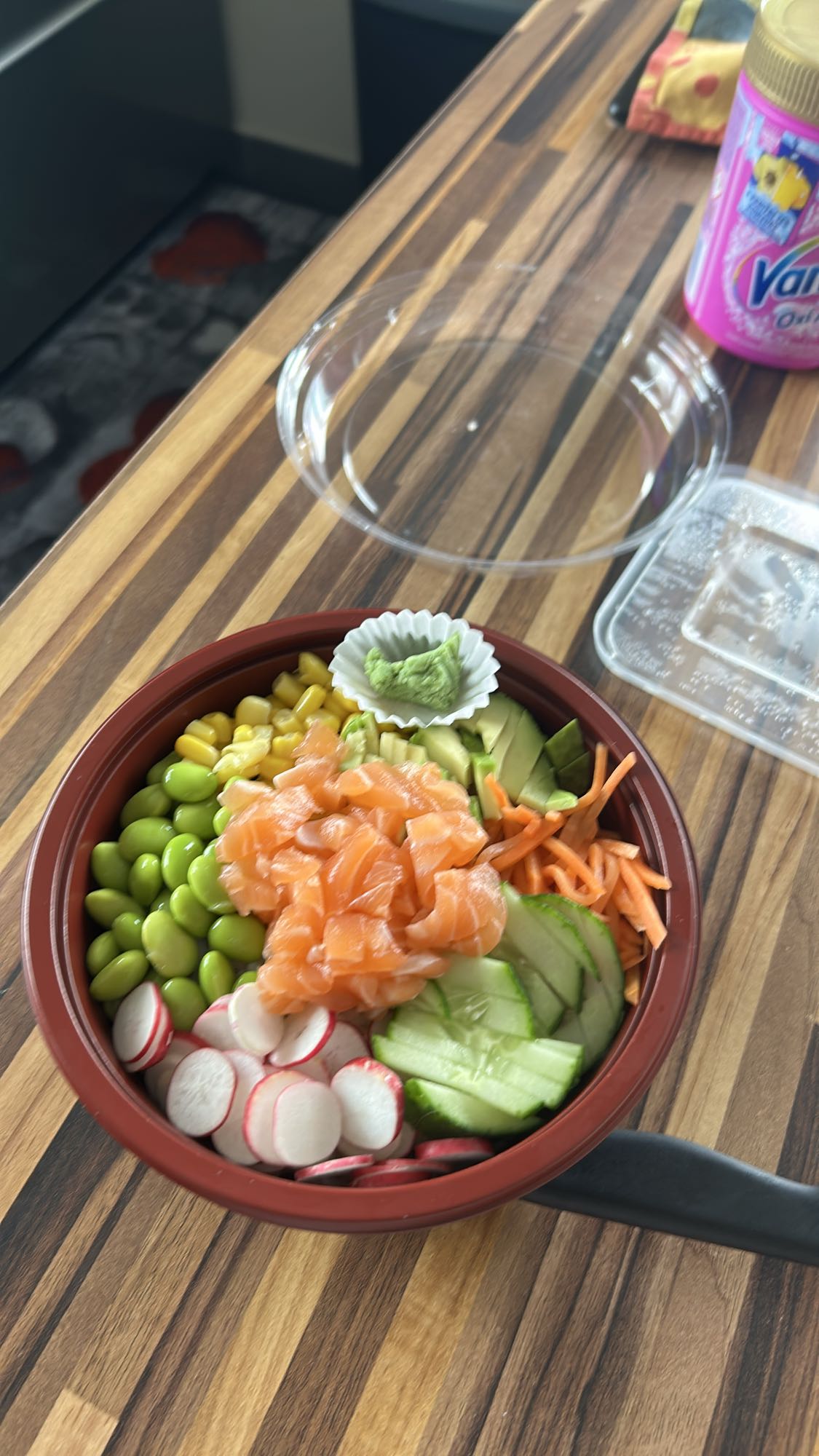 Poké saumon avocat