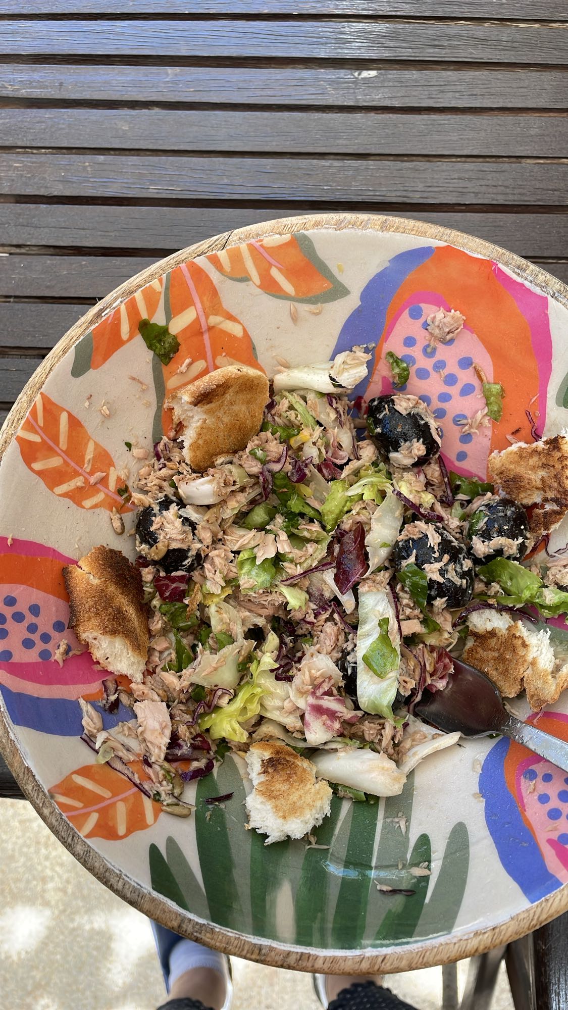 Salată cu ton și pâine prăjită