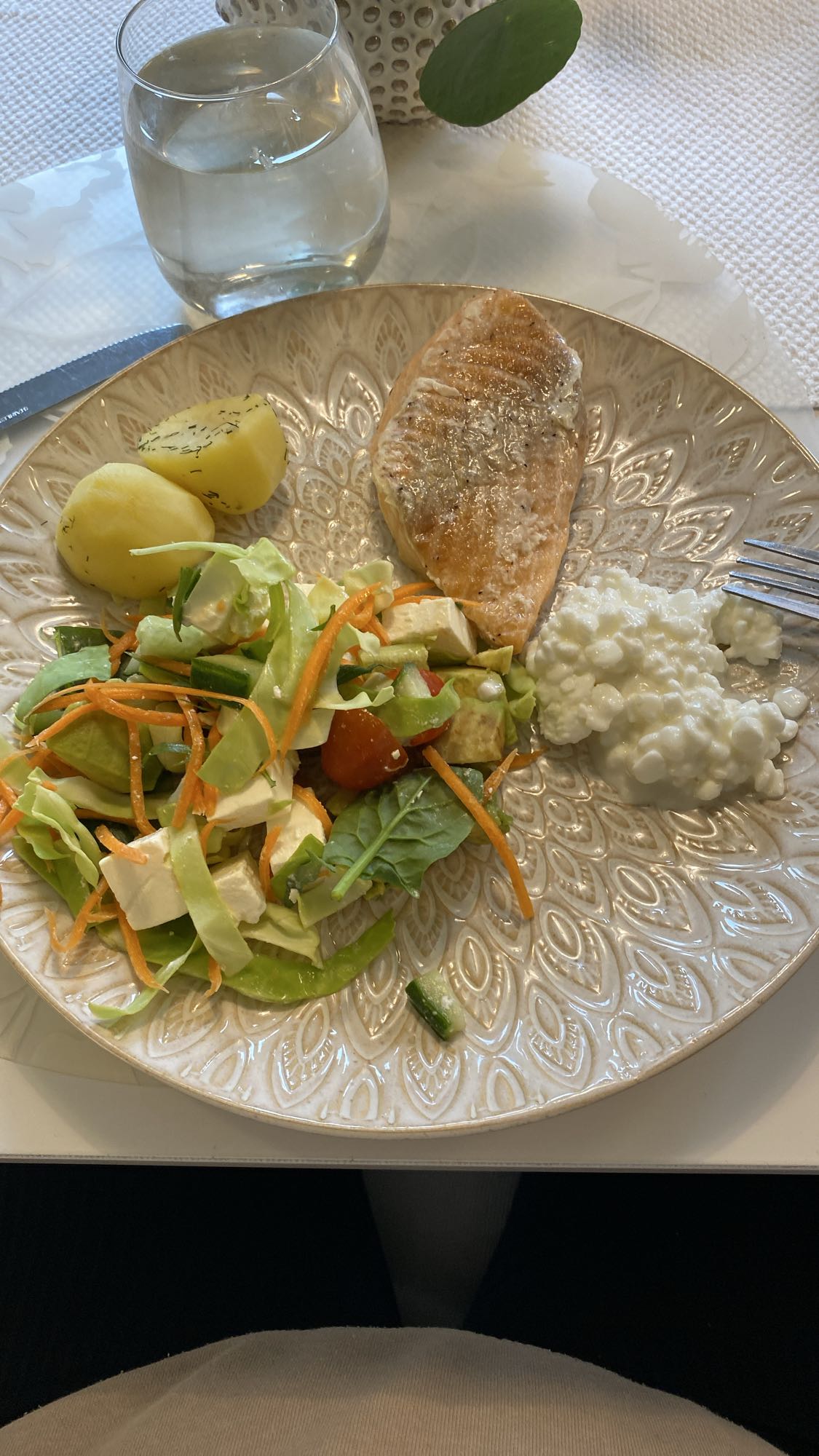 Lax med sallad och potatis