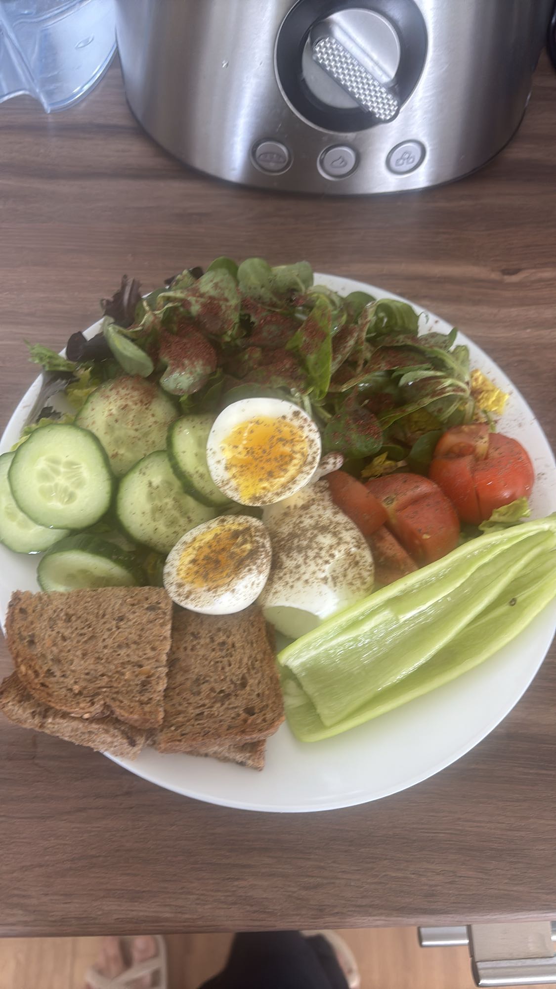 Gezonde lunchbord met groentesap
