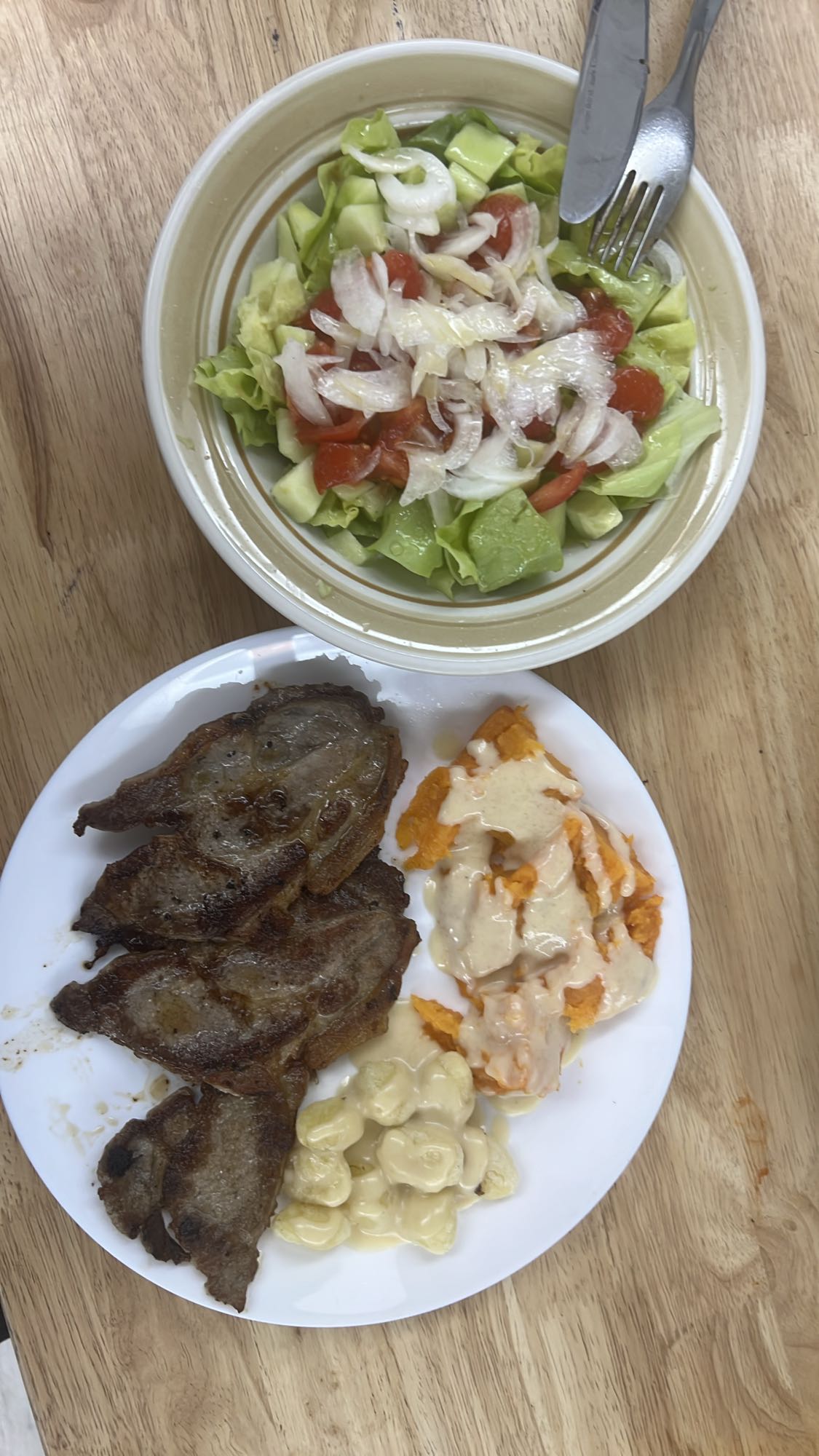 Carne con ensalada mixta