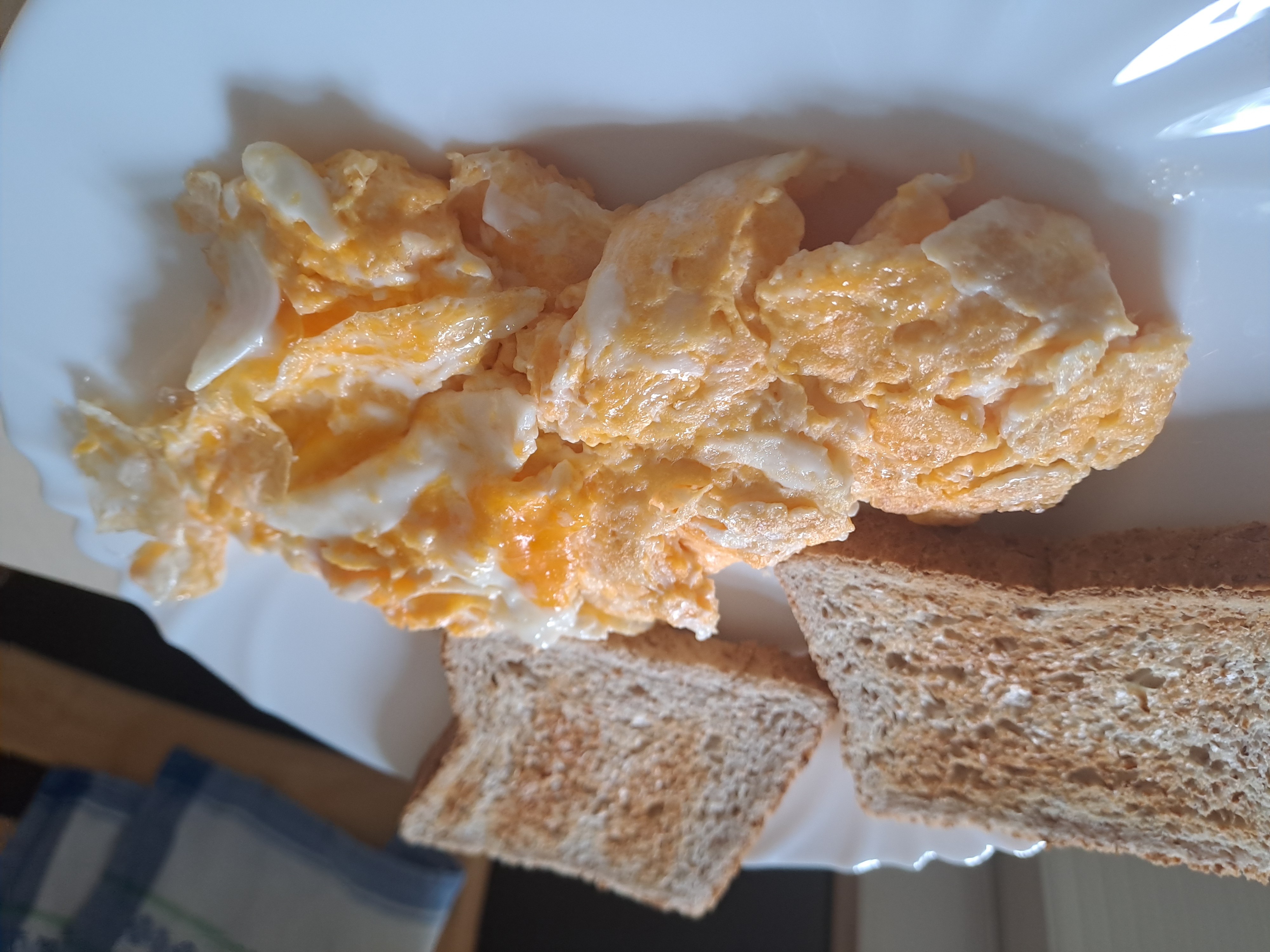 Scrambled eggs with toast
